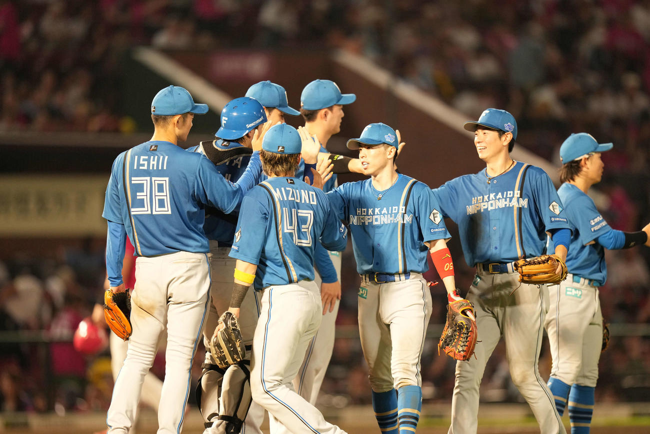 楽天対日本ハム　勝利のハイタッチをかわす日本ハムナイン（撮影・井上学）
