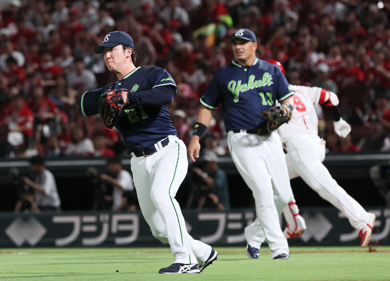 広島対ヤクルト　5回裏広島無死一、二塁、秋山は投前バントで一塁へ。吉村（左）が三塁へ悪送球（撮影・加藤孝規）