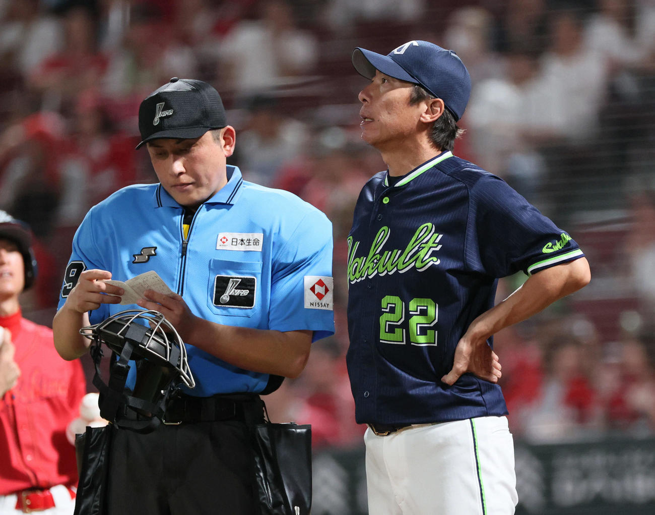 広島対ヤクルト　8回表終了時、交代を告げる高津監督（撮影・加藤孝規）