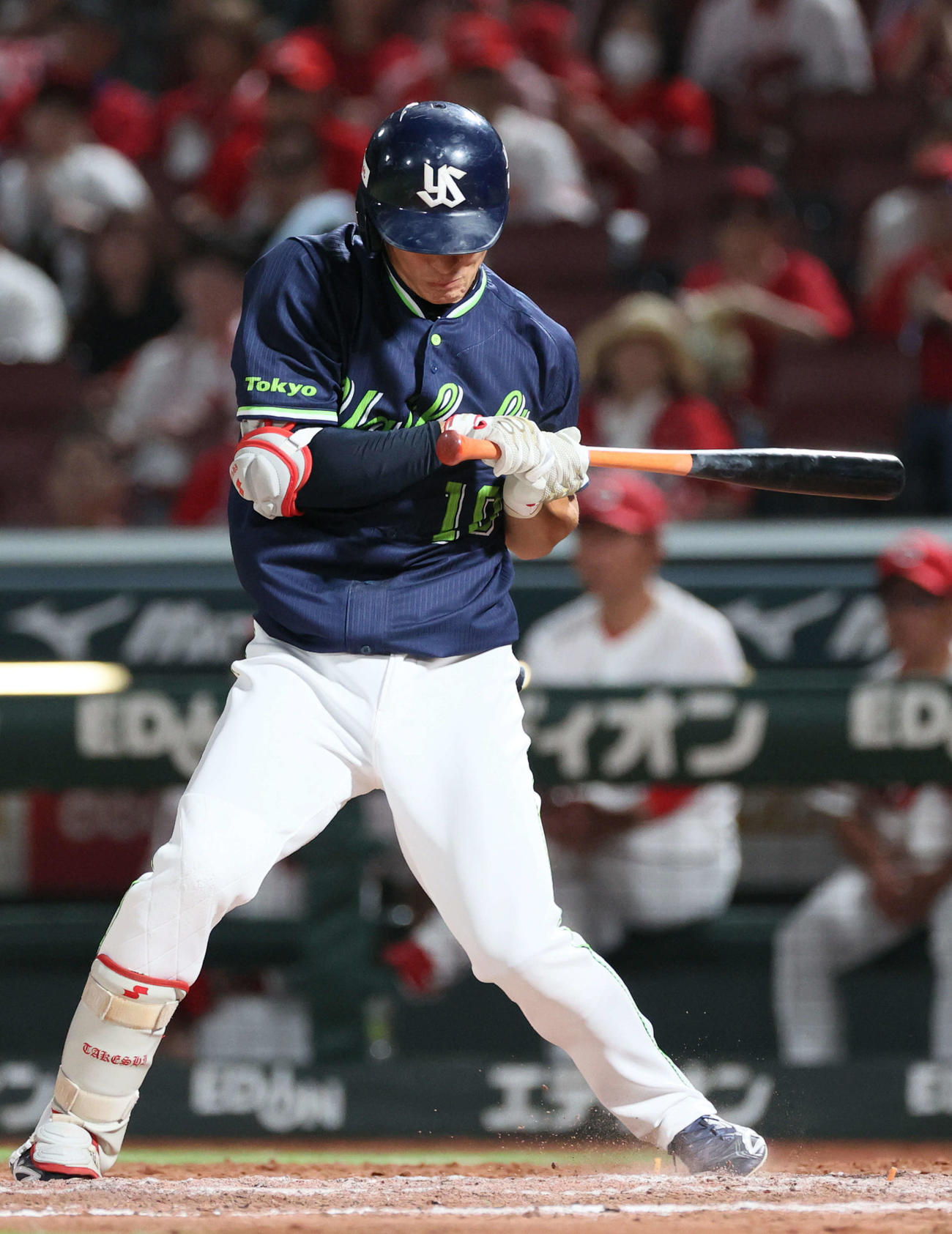 広島対ヤクルト　9回表ヤクルト2死一塁、代打の宮本は死球（撮影・加藤孝規）