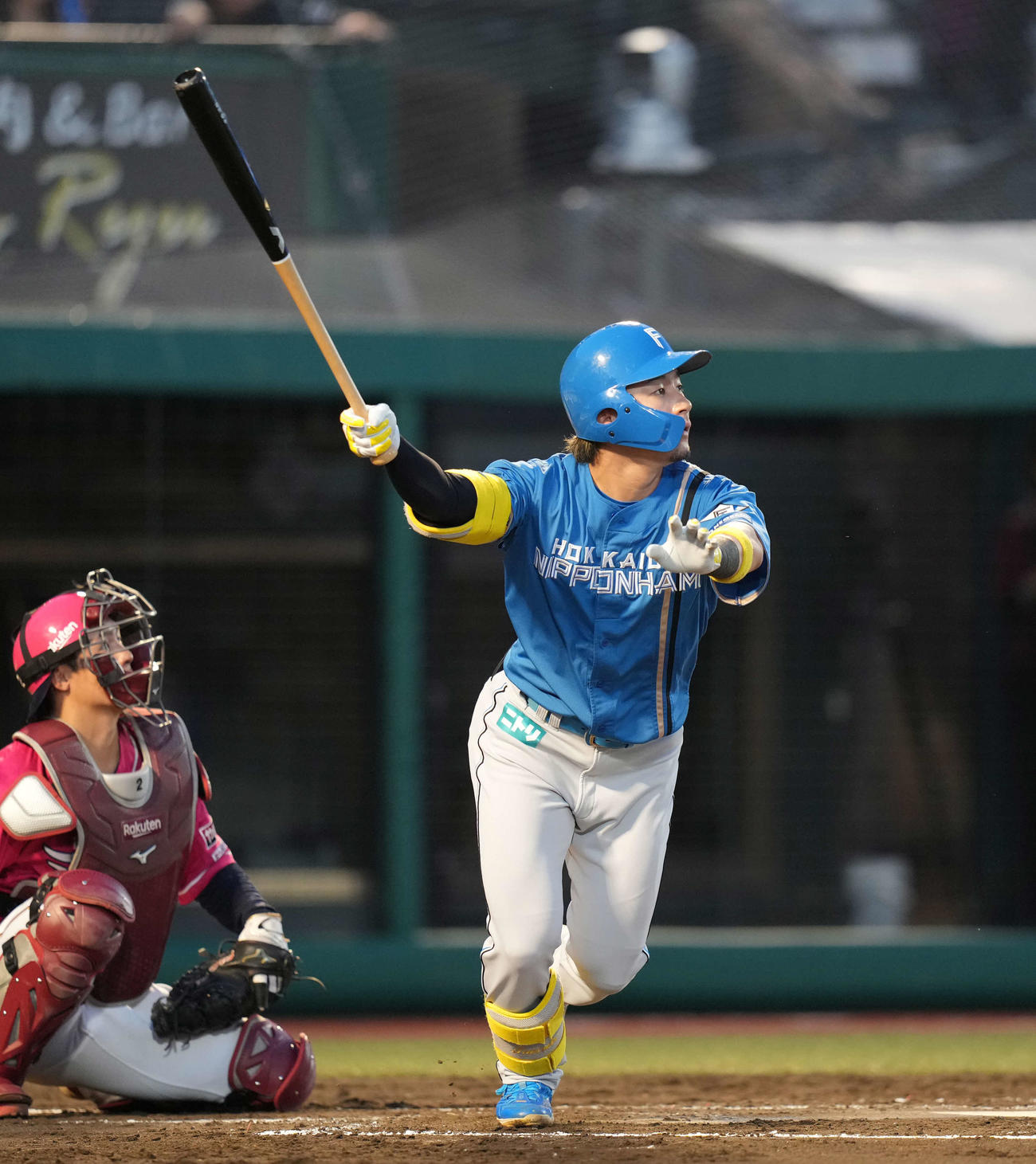 楽天対日本ハム　2回表日本ハム1死三塁、犠飛を放つ水野（撮影・井上学）