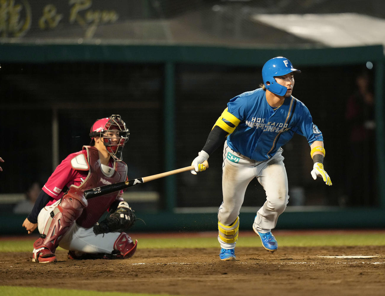 楽天対日本ハム　5回表日本ハム2死一、二塁、適時三塁打を放つ水野（撮影・井上学）