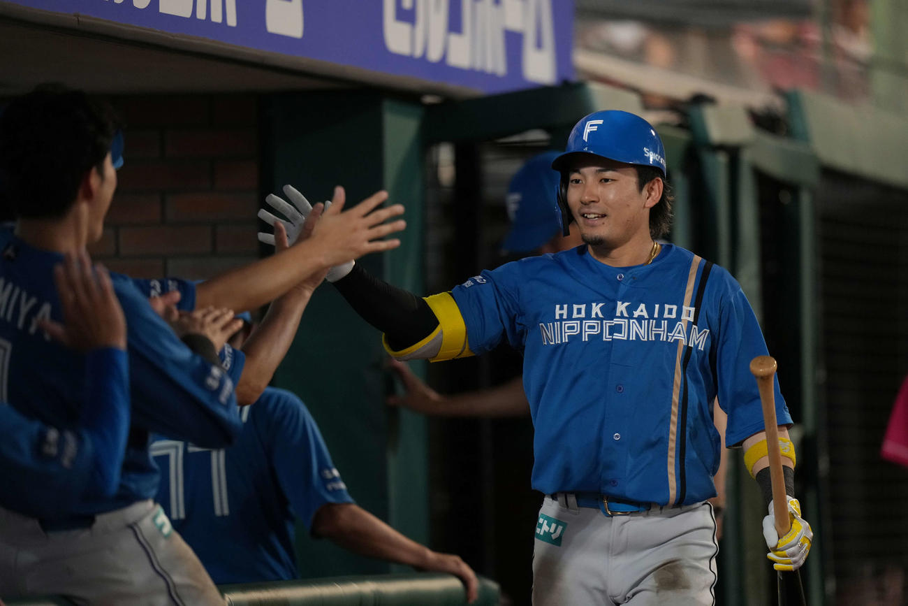 楽天対日本ハム　9回表日本ハム2死、右越え本塁打を放ち生還した水野（撮影・井上学）