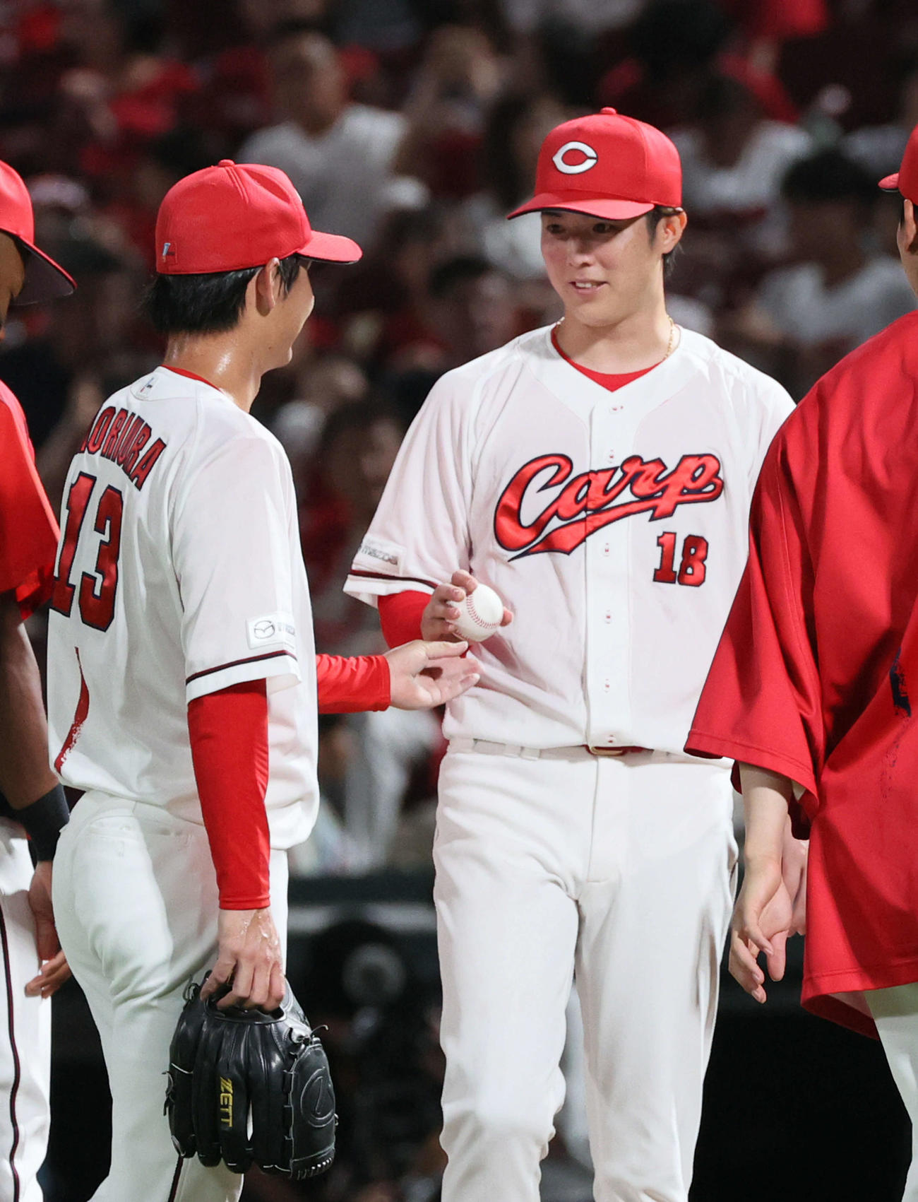 広島対ヤクルト　森浦（左）からウイニングボールを受け取る森下（撮影・加藤孝規）