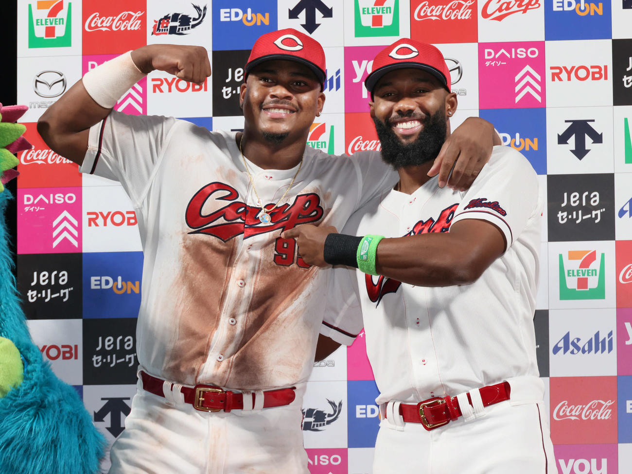 広島対ヤクルト　お立ち台でポーズを決めるモンテロ（左）とファビアン（撮影・加藤孝規）
