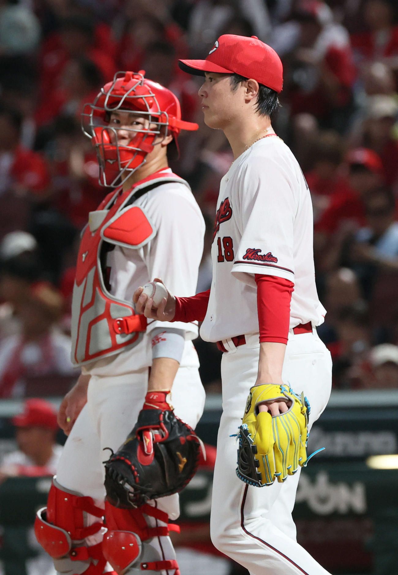 広島対ヤクルト　3回表ヤクルト1死満塁、山田に勝ち越し適時打を浴びた森下。左は坂倉（撮影・加藤孝規）