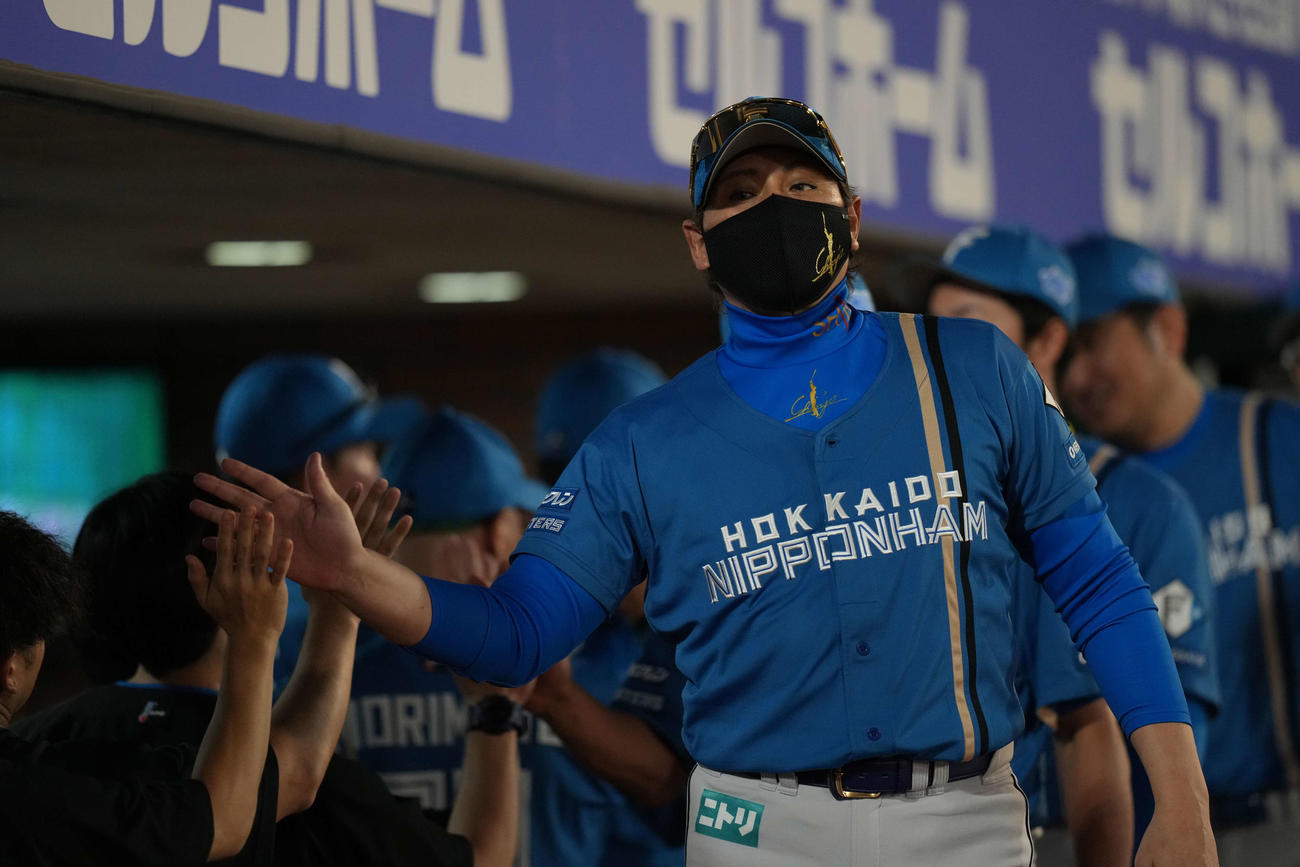 楽天対日本ハム　勝利のハイタッチをかわす日本ハム新庄監督（撮影・井上学）