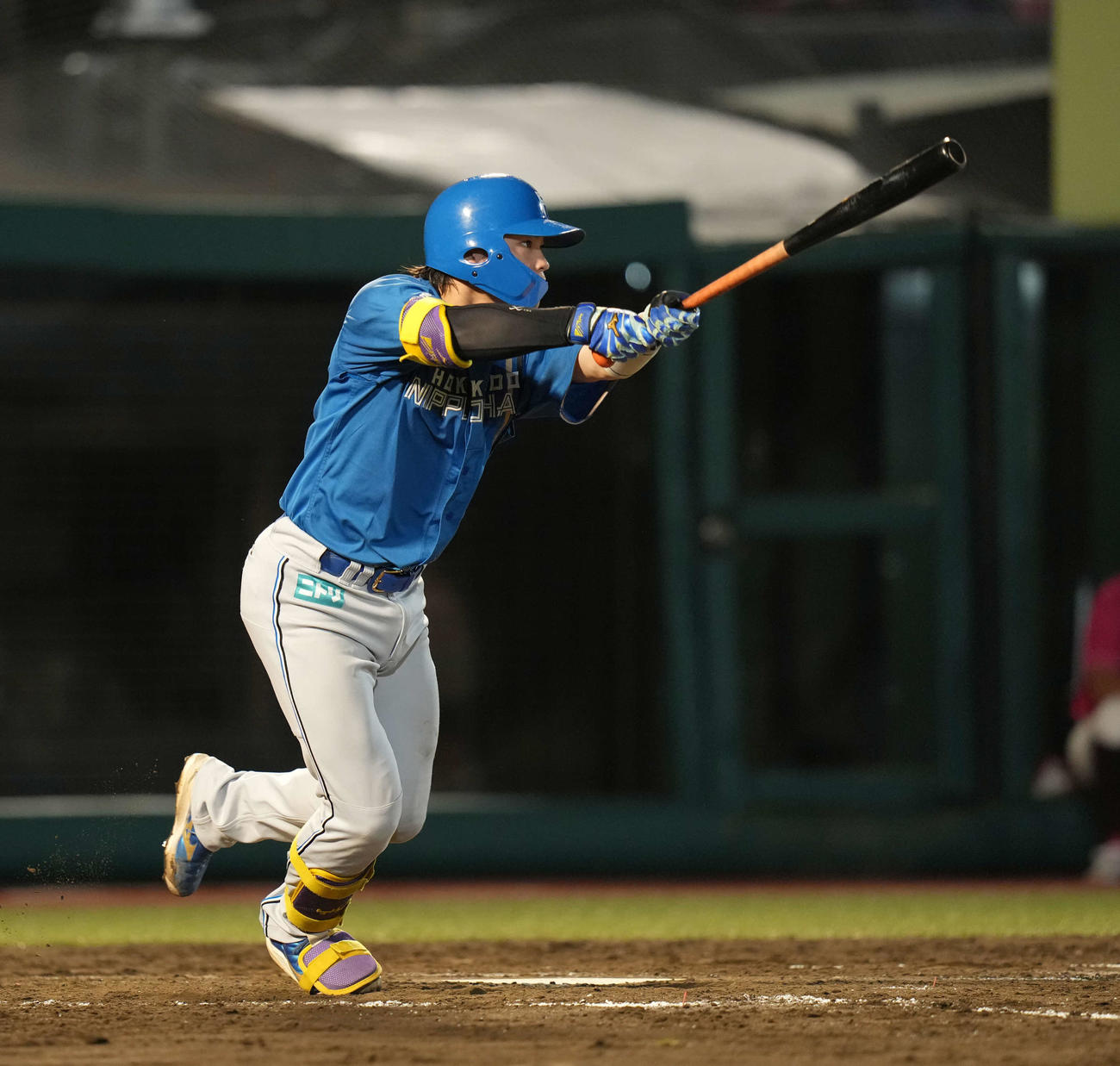 楽天対日本ハム　4回表日本ハム2死一塁、中前打を放つ田宮（撮影・井上学）