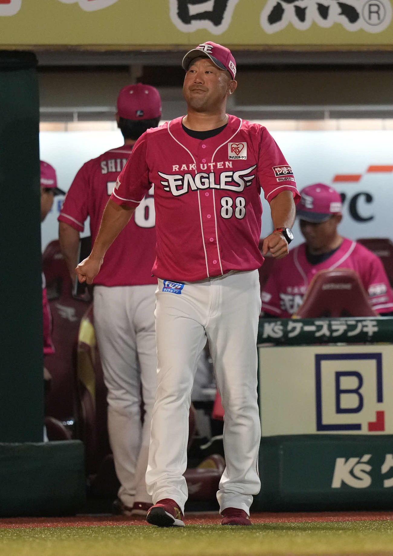 楽天対日本ハム　9回、選手交代を告げに向かう楽天三木監督（撮影・井上学）