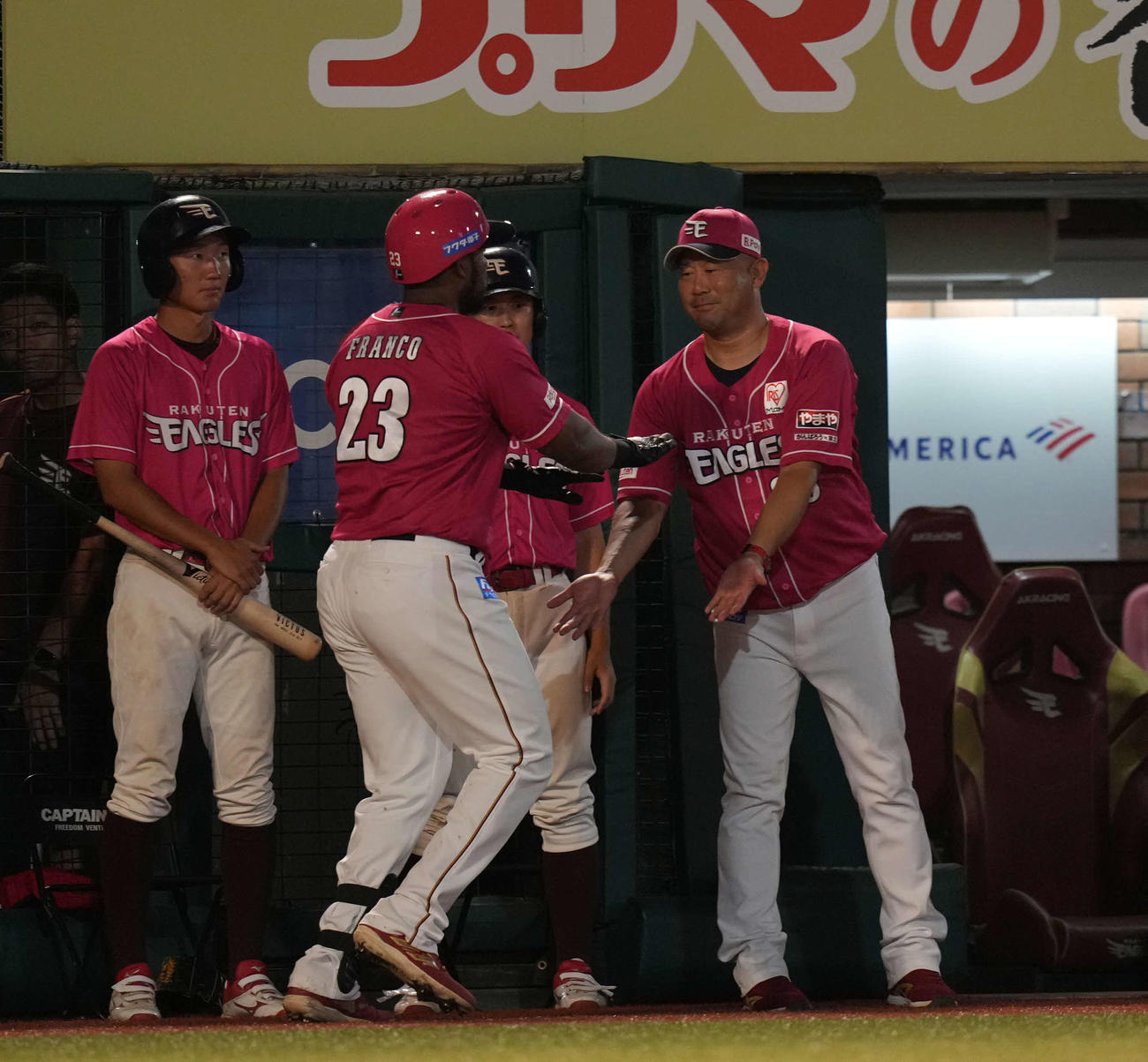 楽天対日本ハム　4回裏楽天1死、本塁打を放ったマイケル・フランコを出迎える三木肇監督（撮影・井上学）