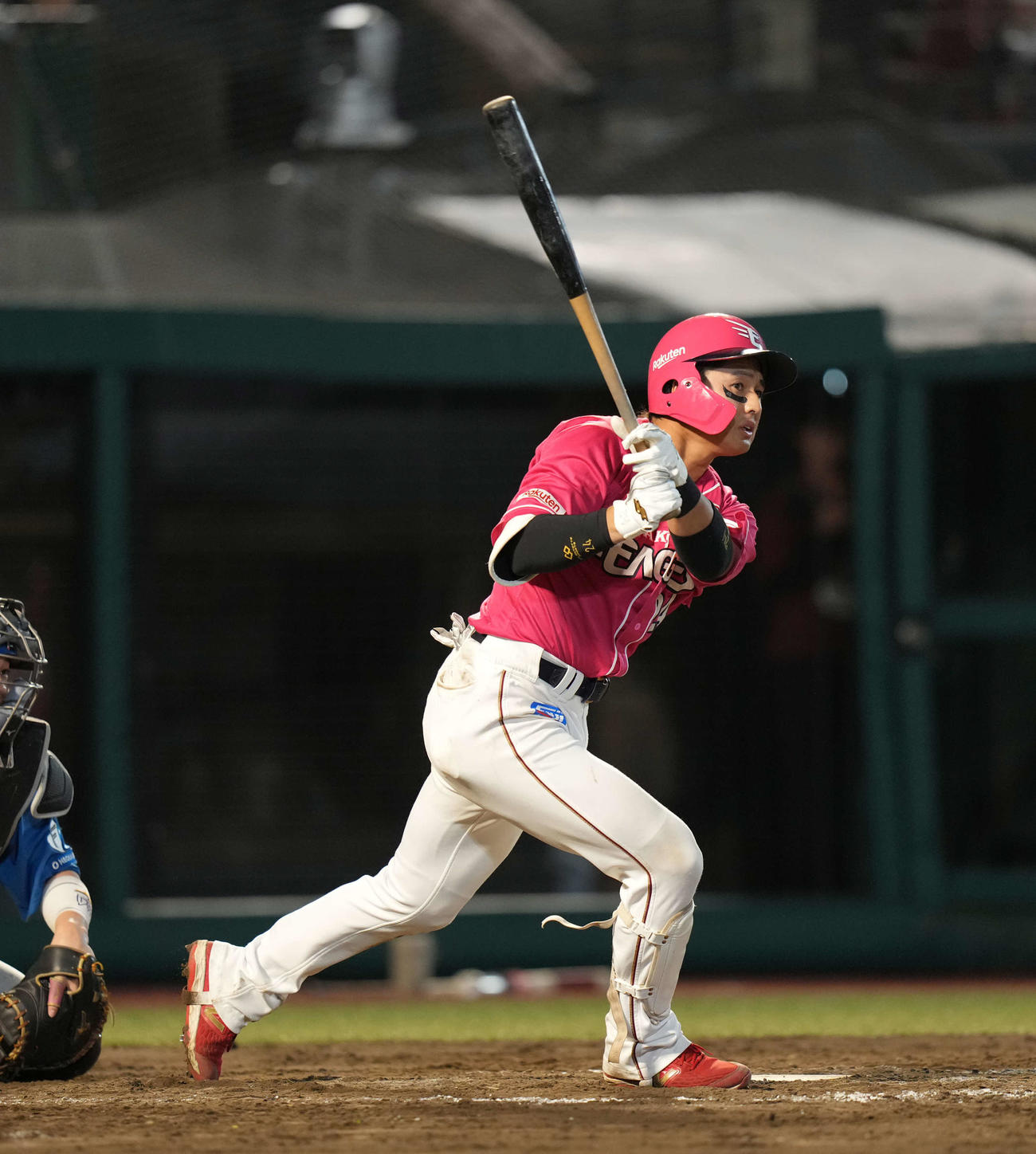 楽天対日本ハム　9回裏楽天1死満塁、2点適時打を放つ黒川（撮影・井上学）