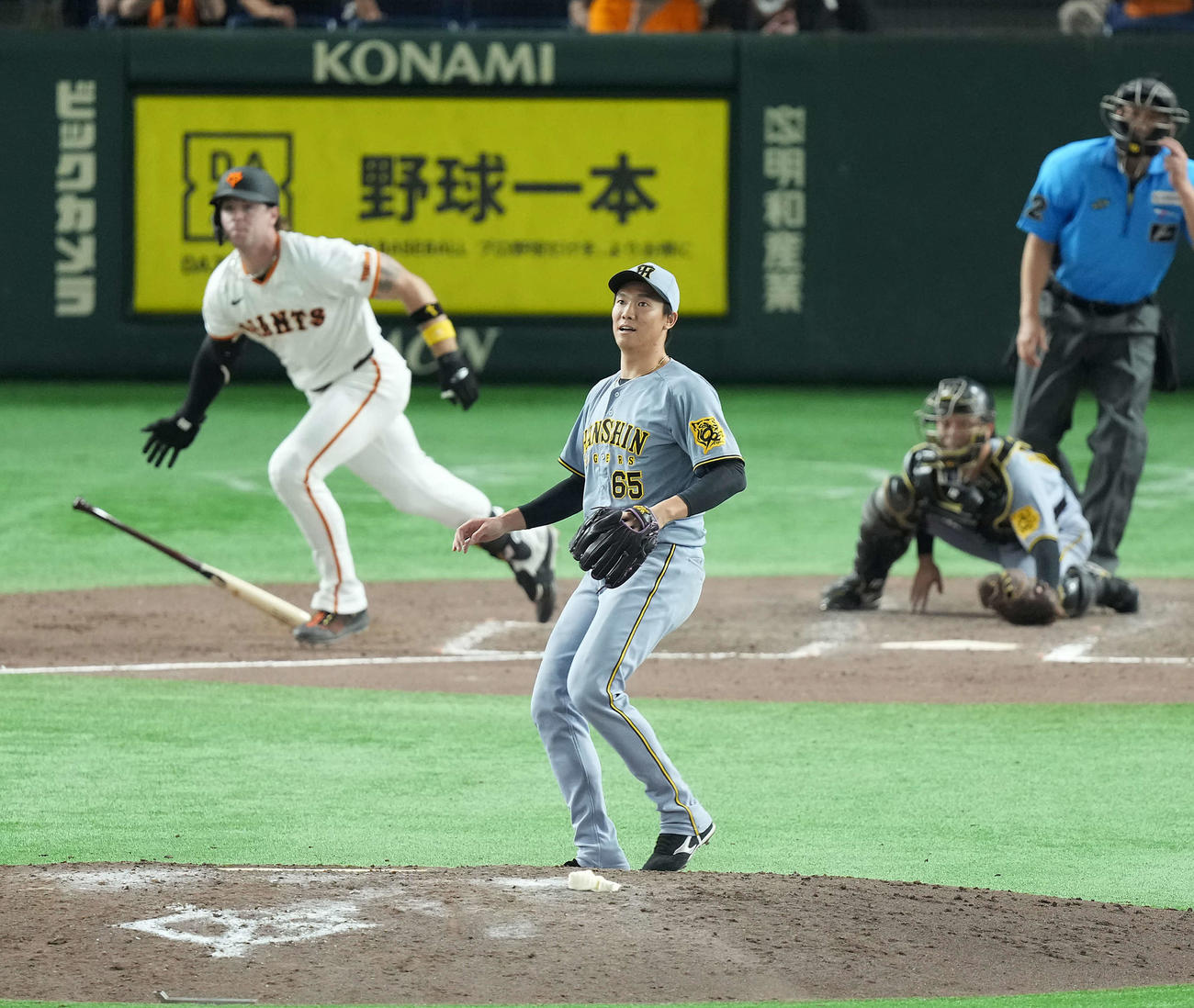 巨人対阪神　8回裏巨人1死二、三塁、キャベッジに中犠飛を許す湯浅（2025年8月15日撮影）