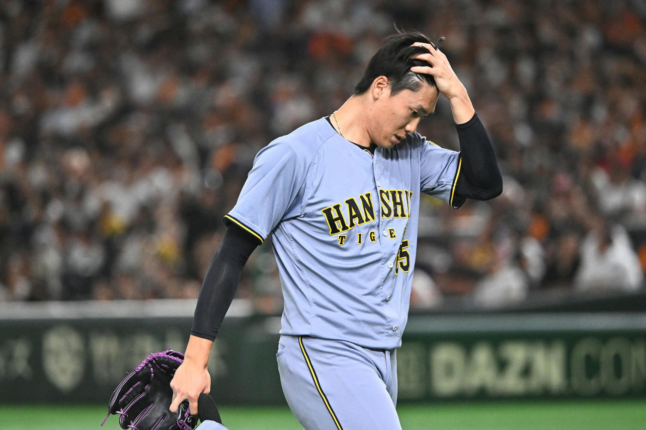 巨人対阪神　8回裏に失点し悔しげな表情で引き揚げる阪神湯浅（2025年8月15日撮影）