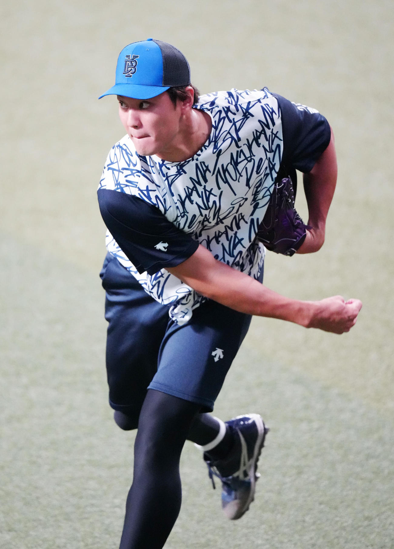 中日対DeNA　試合前、投球練習するDeNA藤浪（撮影・江口和貴）