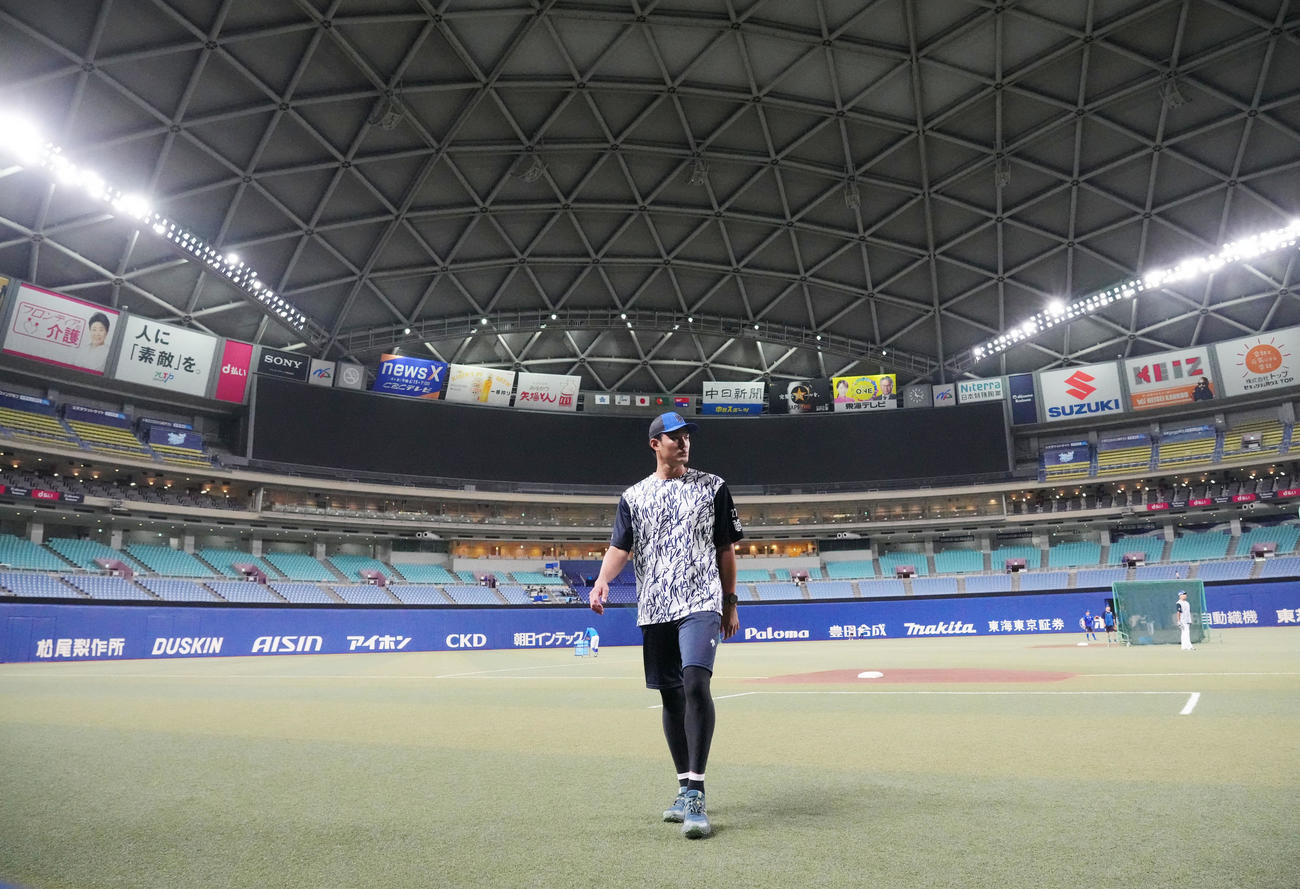 中日対DeNA　試合前、登板への準備をする藤浪（撮影・森本幸一）
