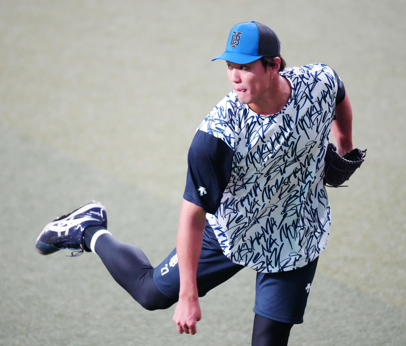 中日対DeNA　試合前、投球練習するDeNA藤浪（撮影・江口和貴）