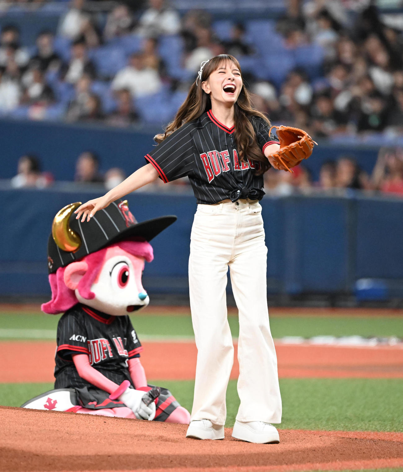 オリックス対西武　特別始球式を行うMay J．（撮影・和賀正仁）