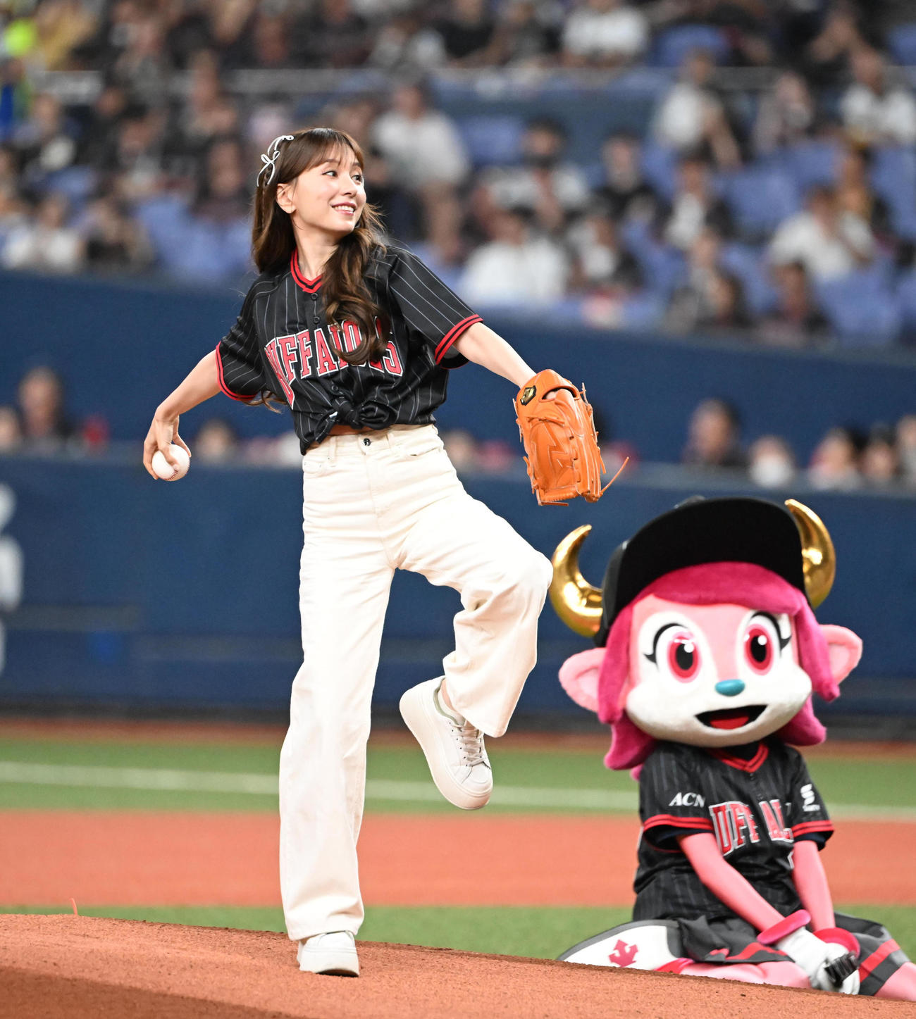 オリックス対西武　特別始球式を行うMay J．（撮影・和賀正仁）