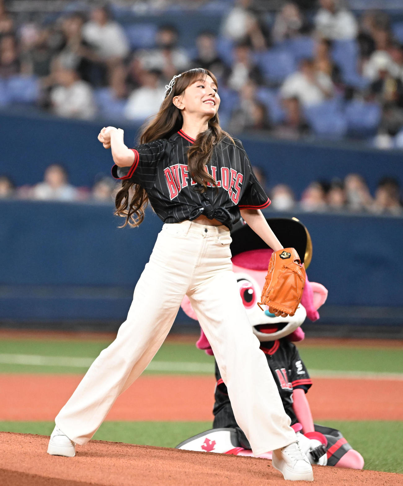 オリックス対西武　特別始球式を行うMay J．（撮影・和賀正仁）