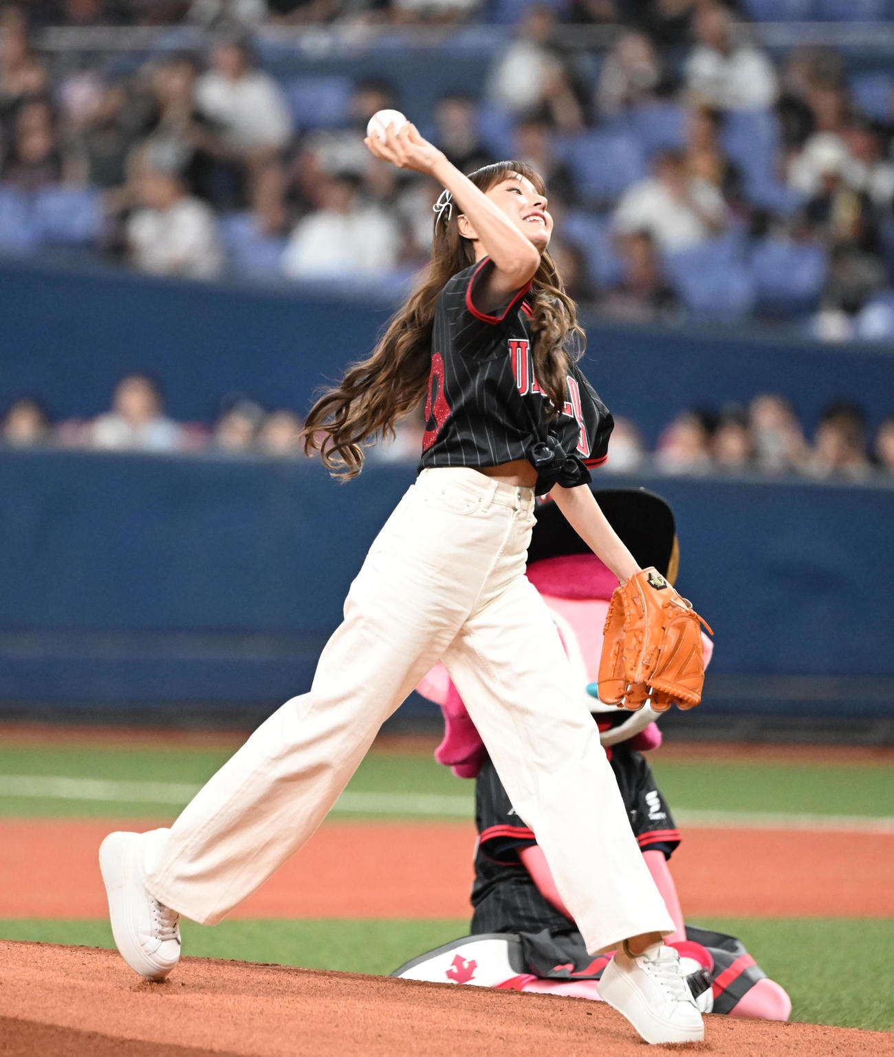 オリックス対西武　特別始球式を行うMay J．（撮影・和賀正仁）