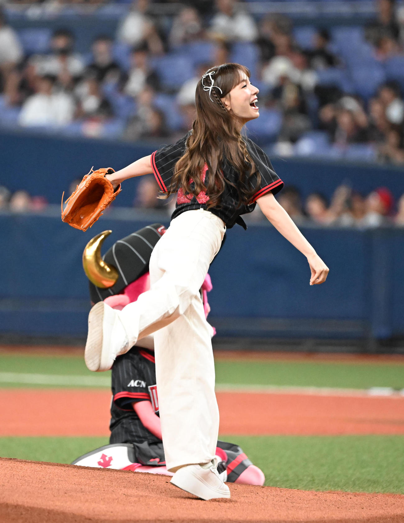 オリックス対西武　特別始球式を行うMay J．（撮影・和賀正仁）