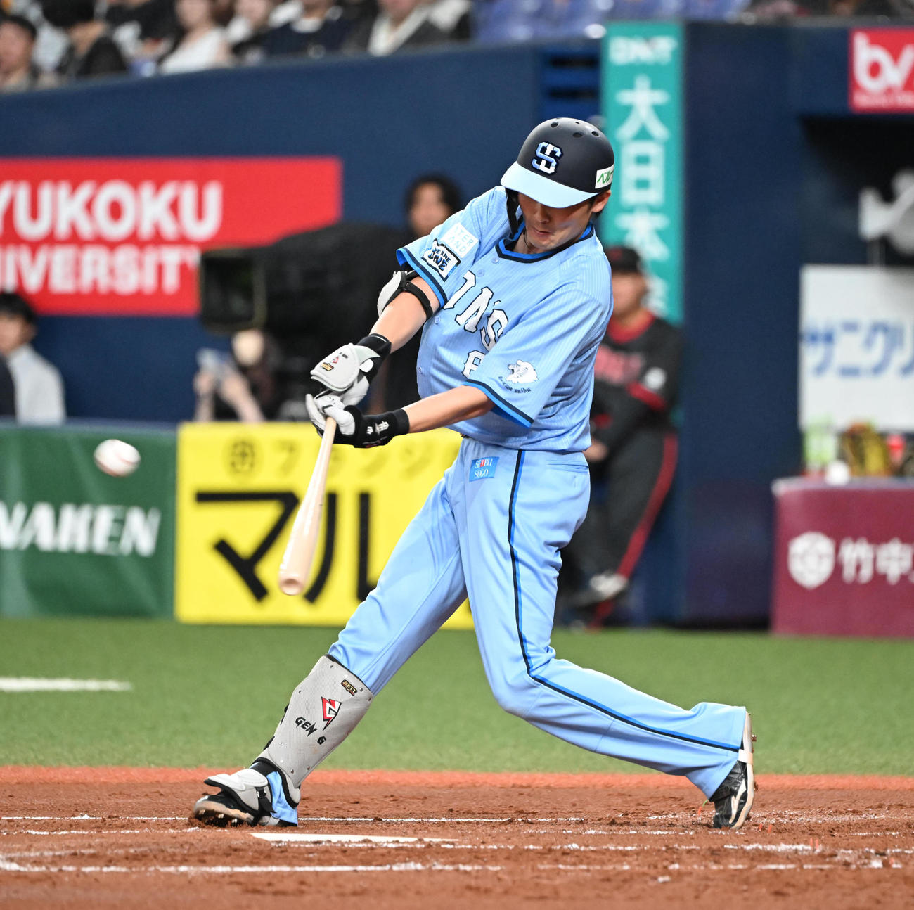 オリックス対西武　1回表西武2死一塁、左越え適時二塁打を放つ源田（撮影・和賀正仁）