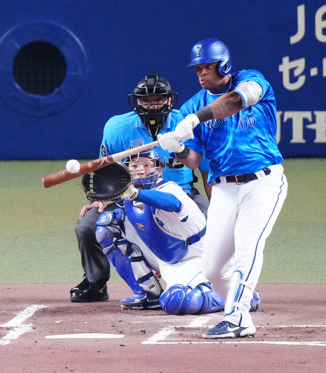 中日対DeNA 2回表DeNA無死、ソロ本塁打を放つビシエド（撮影・江口和貴）