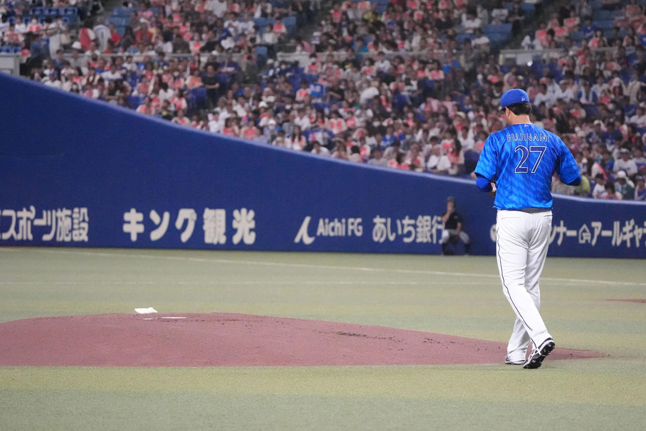 中日対DeNA 1回裏、マウンドへ向かうDeNA先発の藤浪（撮影・森本幸一）