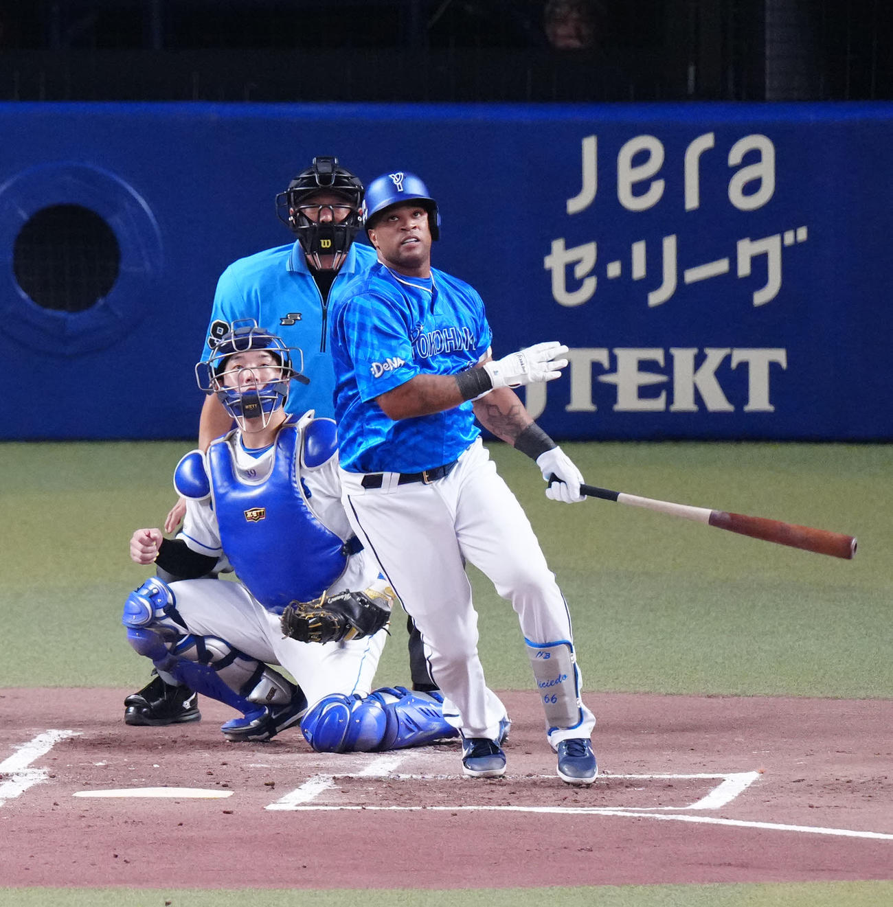 中日対DeNA 2回表DeNA無死、ソロ本塁打を放つビシエド（撮影・江口和貴）