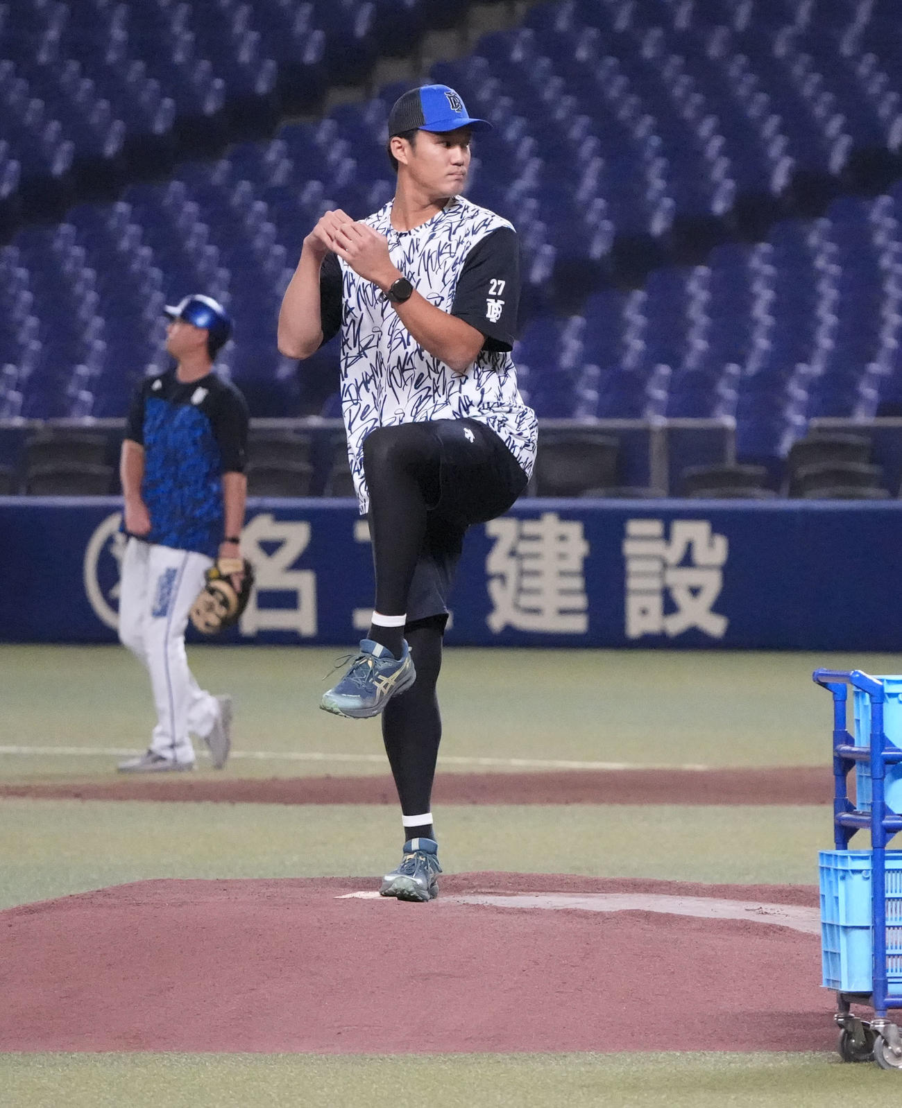 中日対DeNA　試合前、マウンドの感触を確かめる藤浪（撮影・森本幸一）