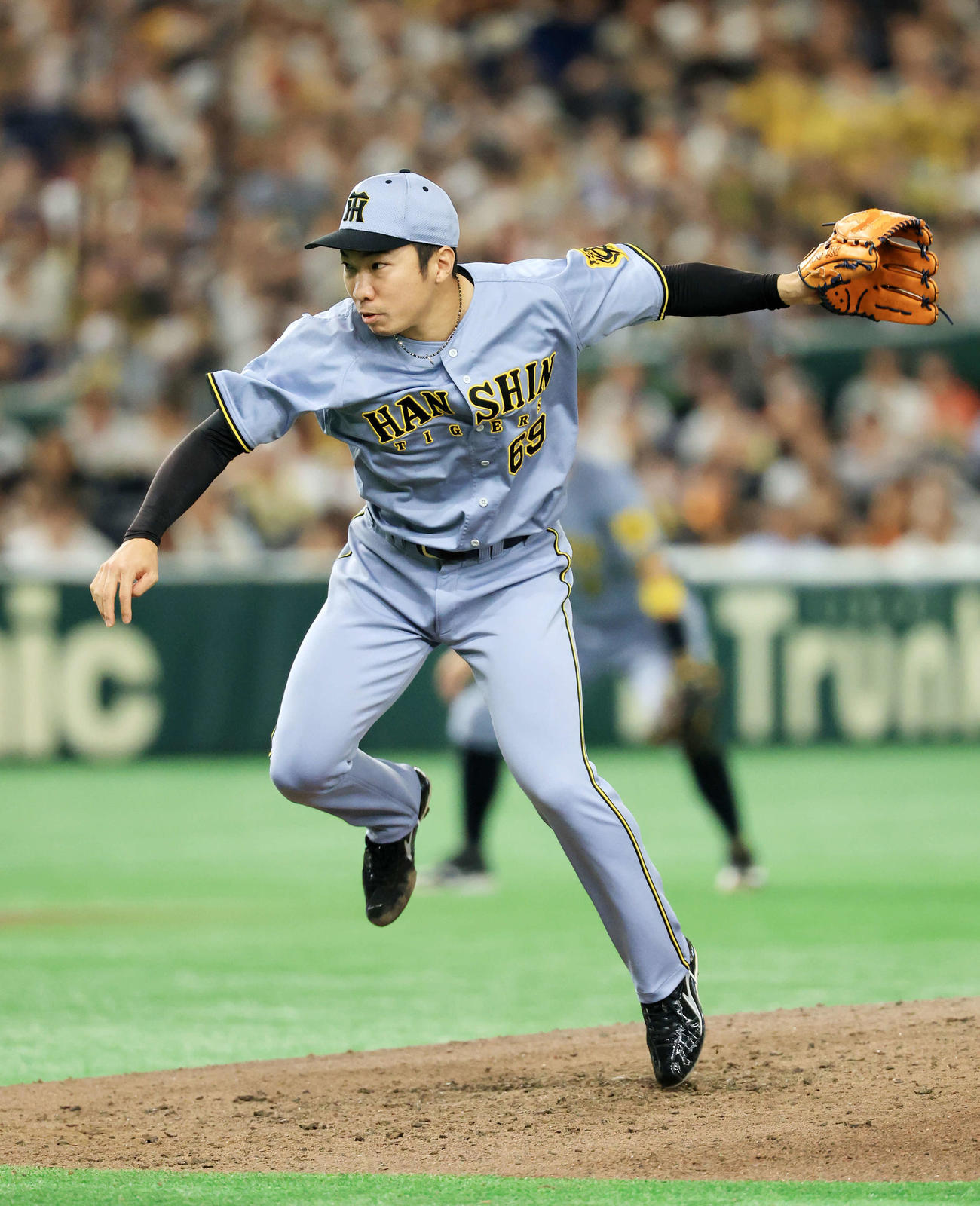 巨人対阪神　8回裏巨人の攻撃を抑え日本記録を更新した石井（撮影・浅見桂子）