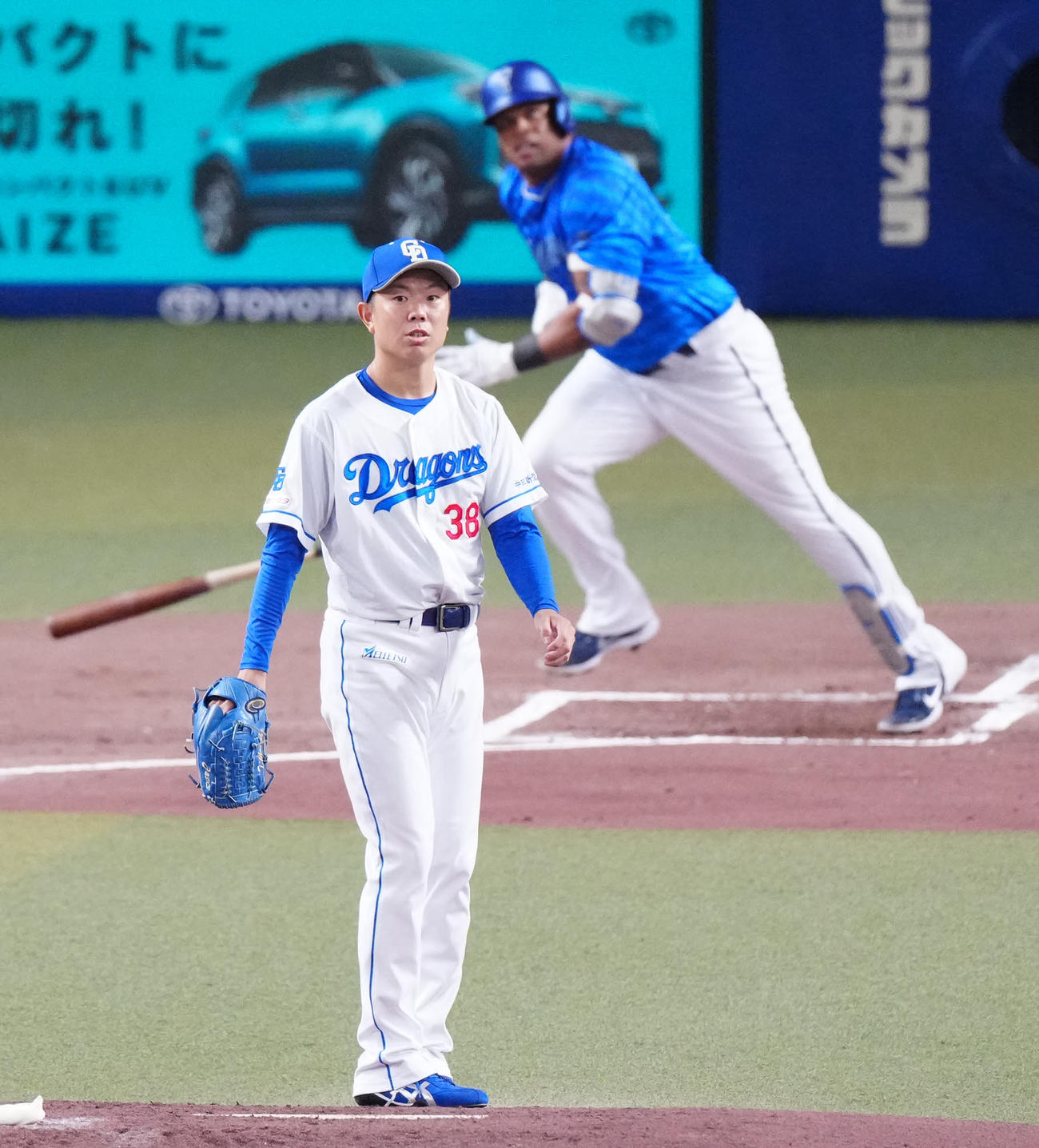 中日対DeNA 2回表DeNA無死、ビシエド（後方）にソロ本塁打を浴びる松葉（撮影・江口和貴）