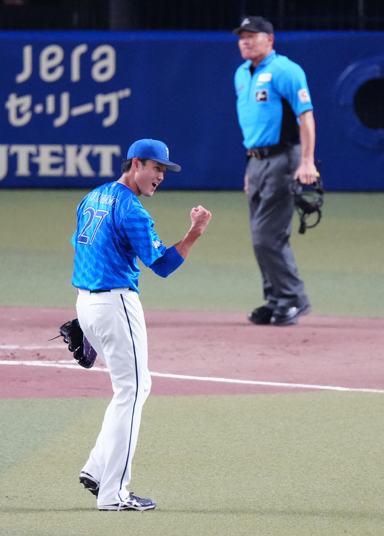 中日対DeNA 4回裏終了後、ガッツポーズでベンチに引き揚げるDeNA先発の藤浪（撮影・江口和貴）