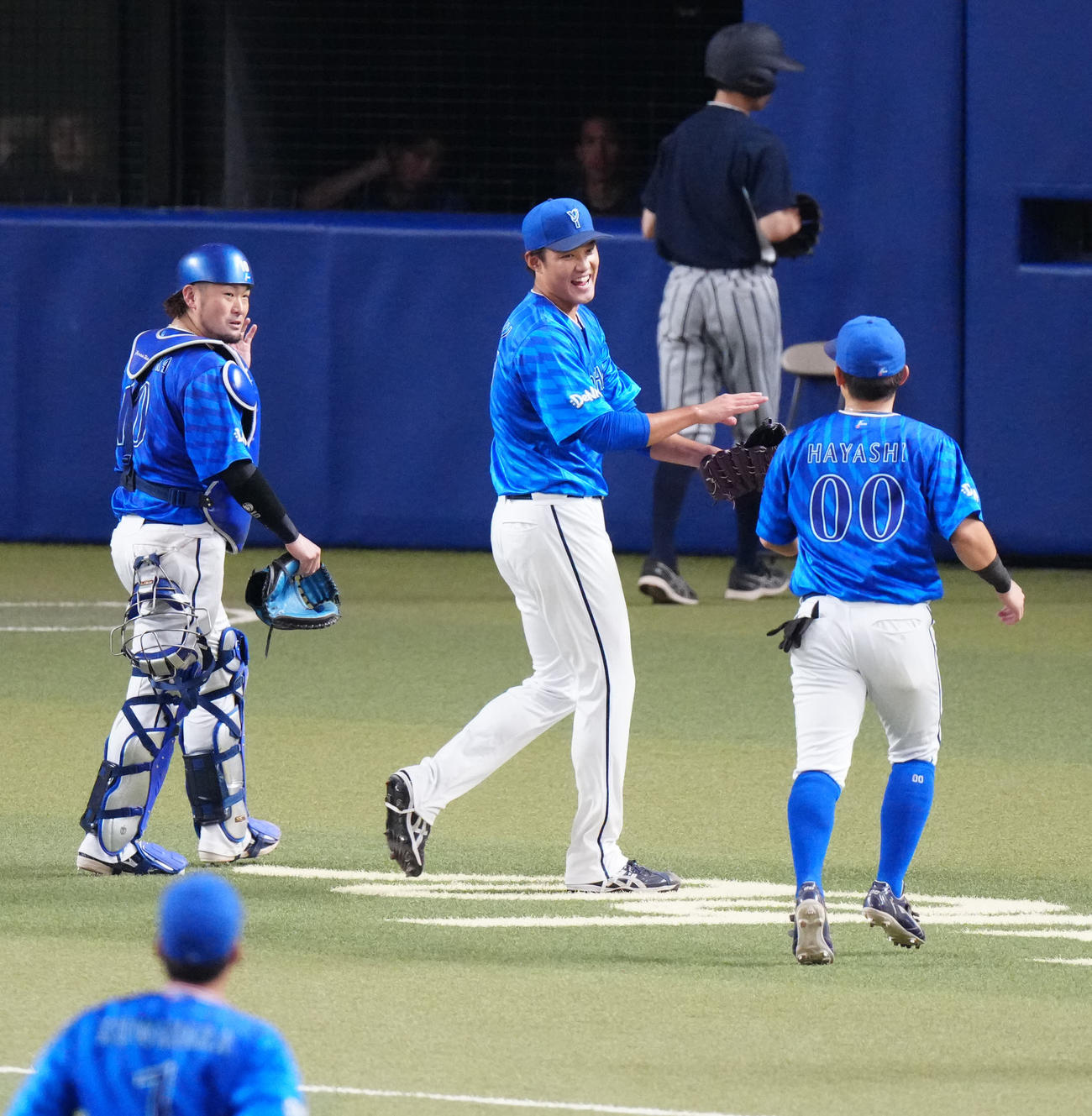 中日対DeNA 4回裏終了後、笑顔でベンチに引き揚げるDeNA先発の藤浪（中央）（撮影・江口和貴）