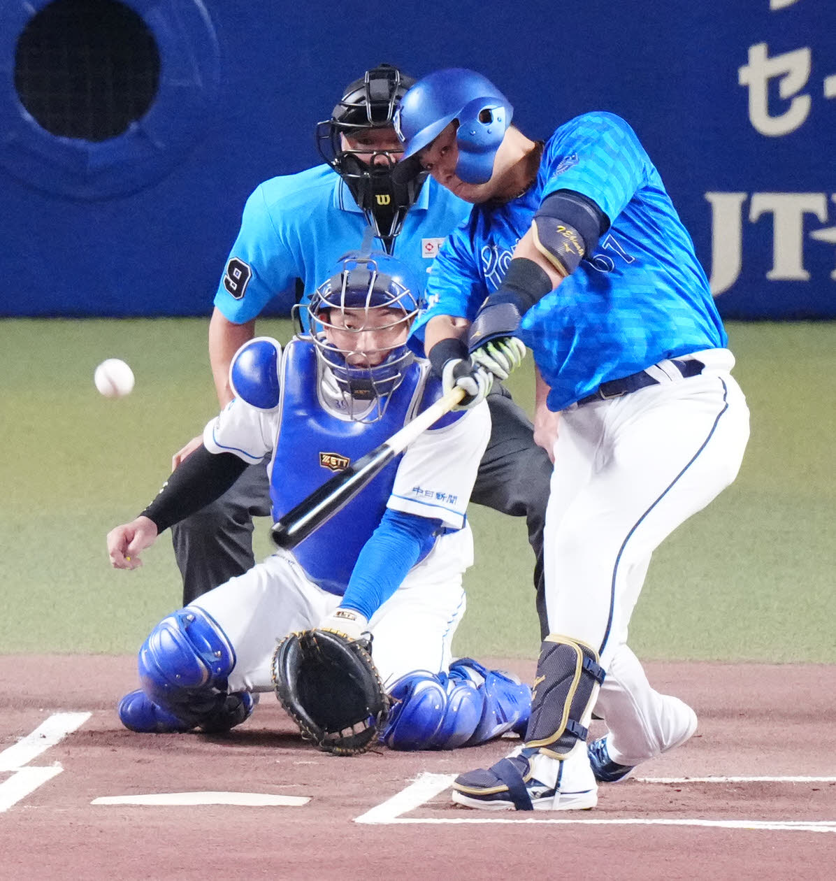 中日対DeNA 1回表DeNA無死、二塁打を放つ蝦名（撮影・江口和貴）