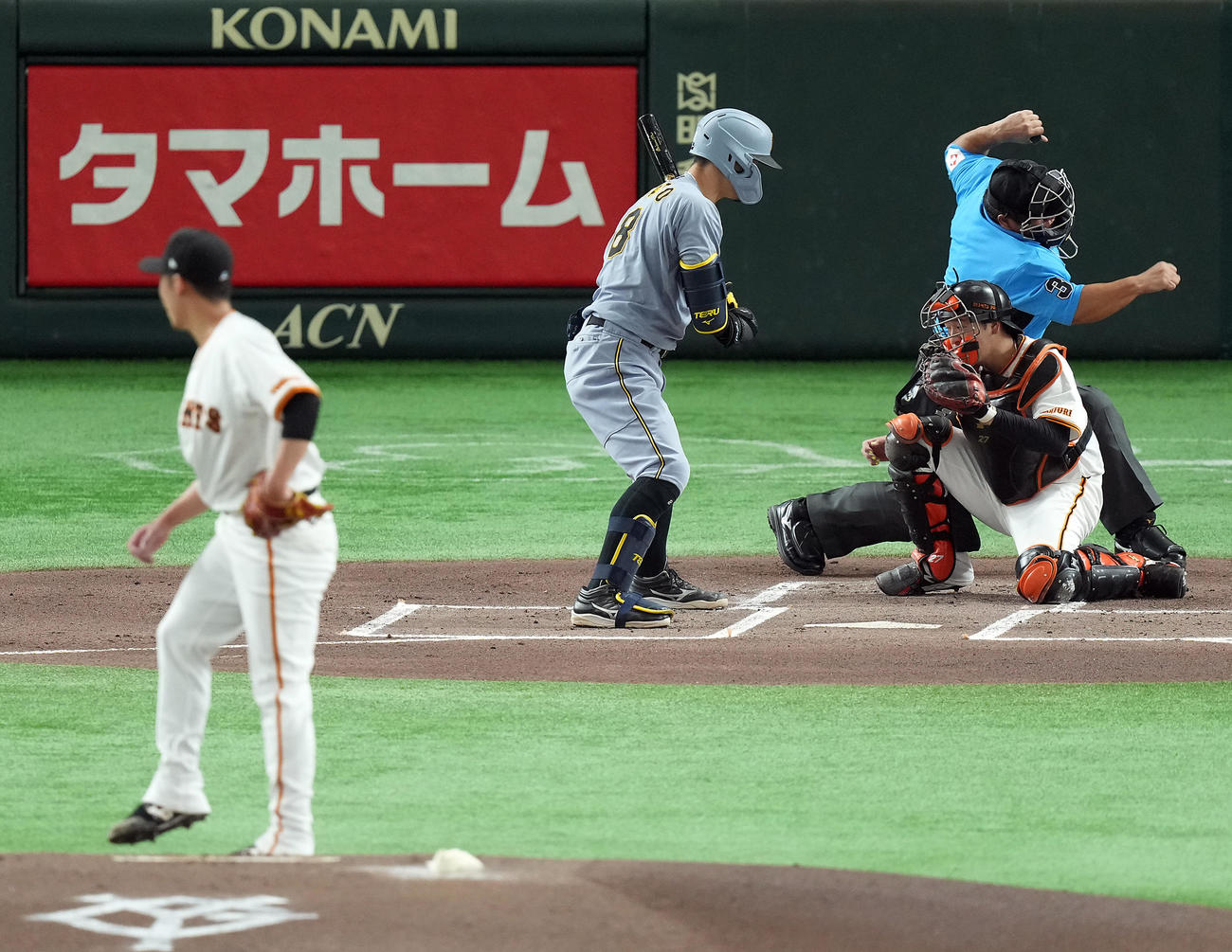 巨人対阪神　1回表阪神2死一塁、見逃し三振に倒れる佐藤輝。投手赤星（撮影・たえ見朱実）