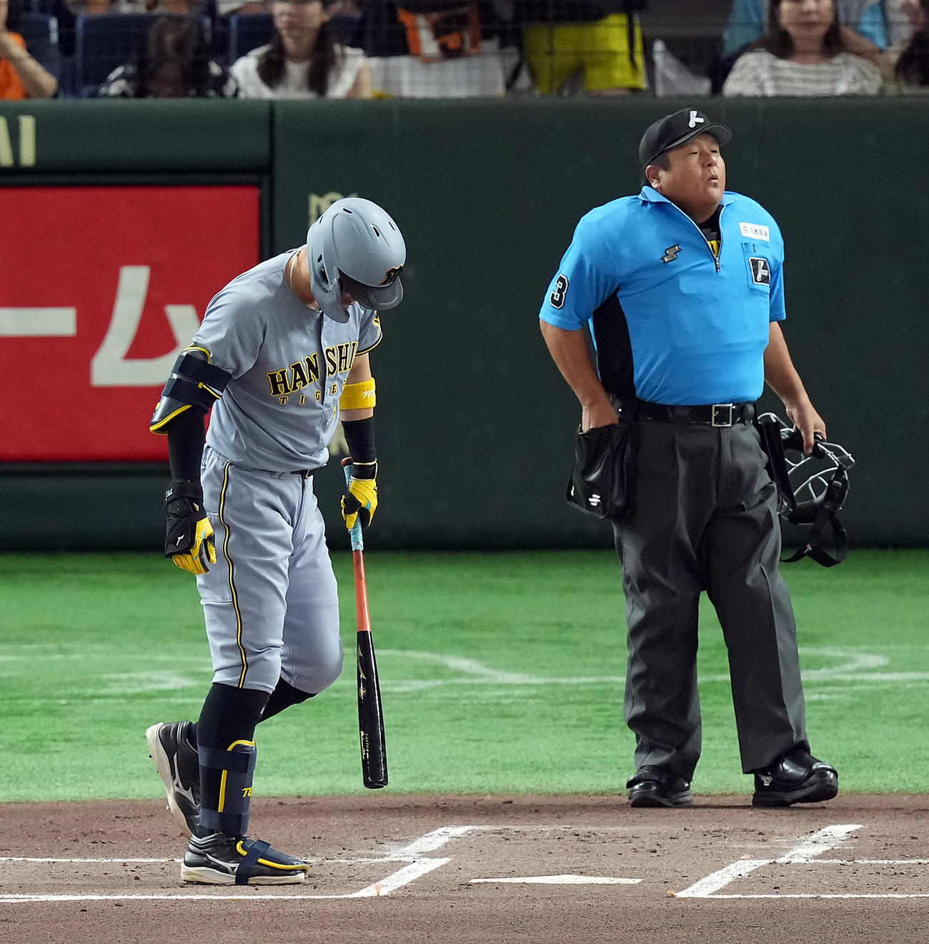 巨人対阪神　1回表阪神2死一塁、見逃し三振に倒れる佐藤輝（撮影・たえ見朱実）