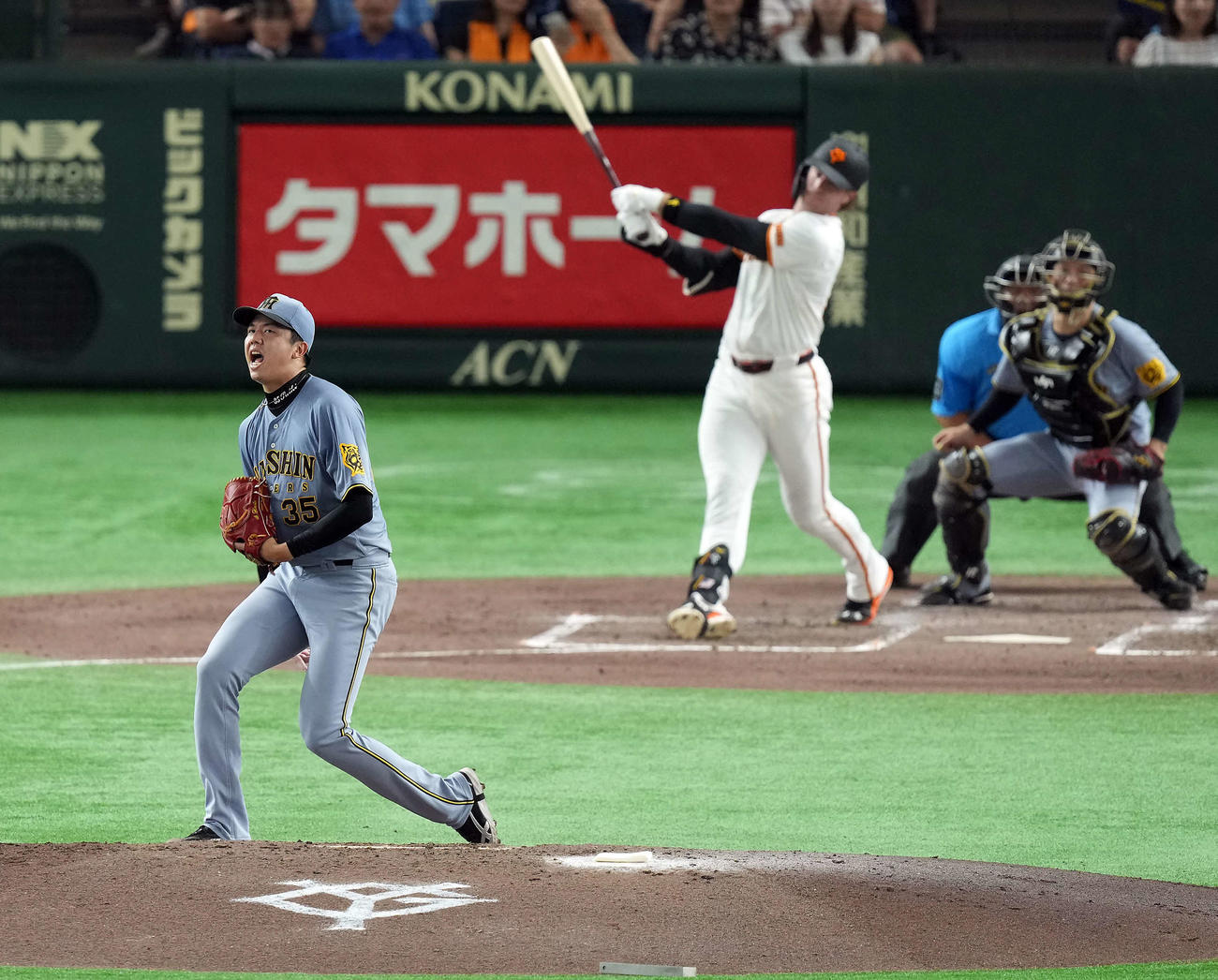 巨人対阪神　3回裏巨人2死一、二塁、キャベッジを空振り三振に仕留めほえる才木（撮影・たえ見朱実）