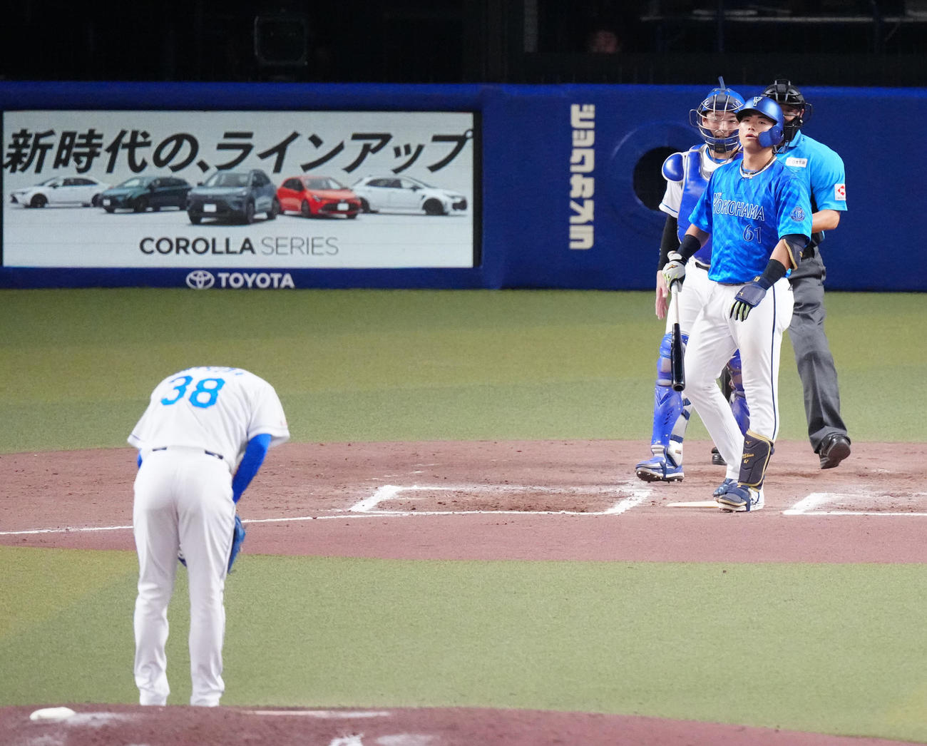 中日対DeNA 7回表DeNA2死、2打席連続で死球を受けた蝦名。左は頭を下げる投手松葉（撮影・江口和貴）