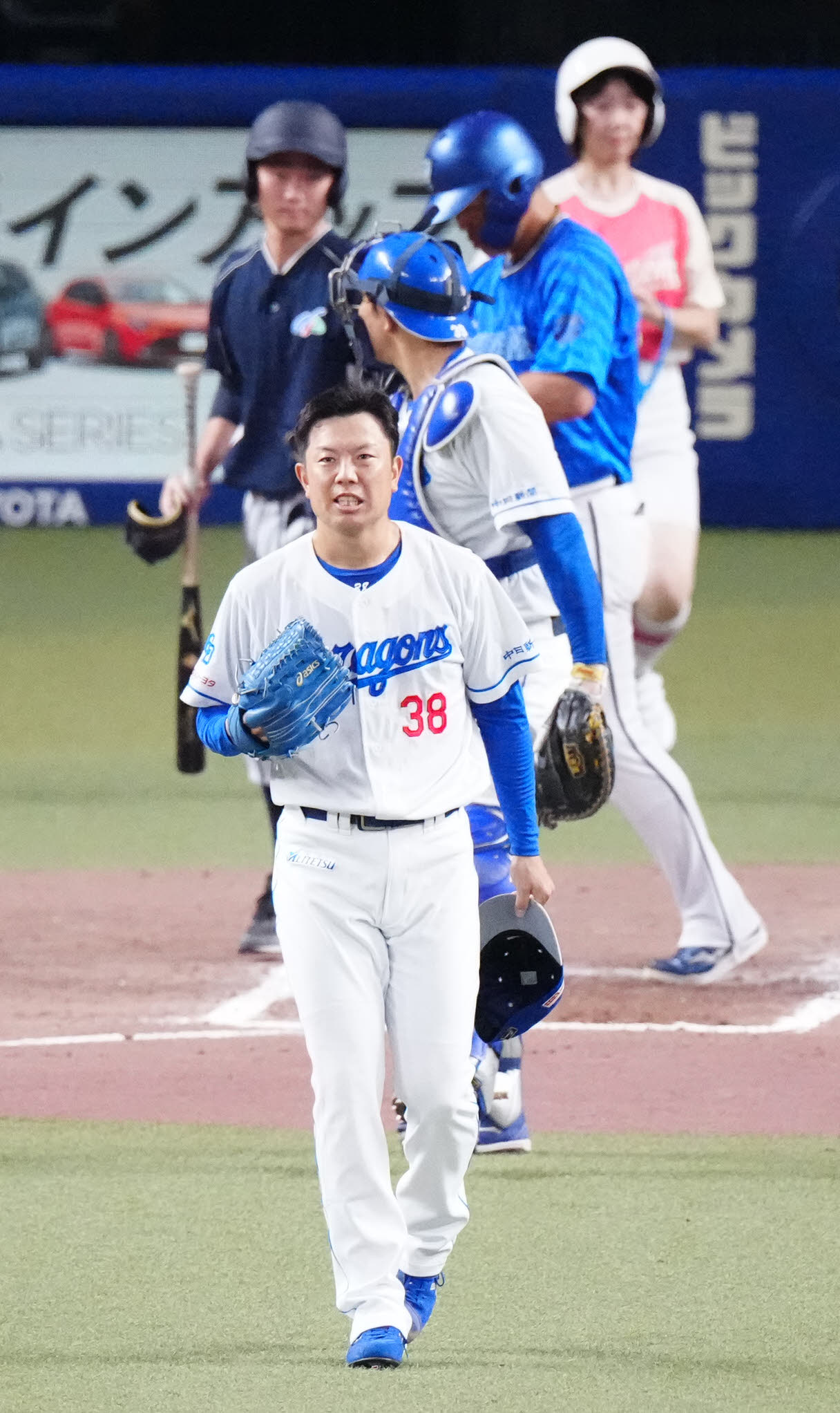 中日対DeNA 7回表DeNA2死、蝦名に死球を与え、厳しい表情の松葉（撮影・江口和貴）