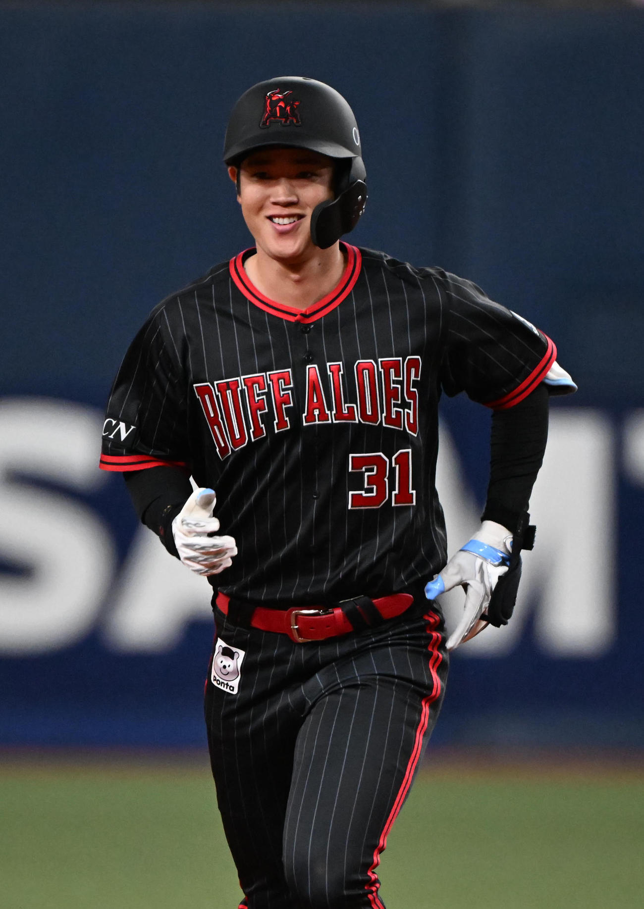 オリックス対西武　5回裏オリックス1死満塁、中越え満塁本塁打を放った太田は笑顔でダイヤモンドを1周（撮影・和賀正仁）