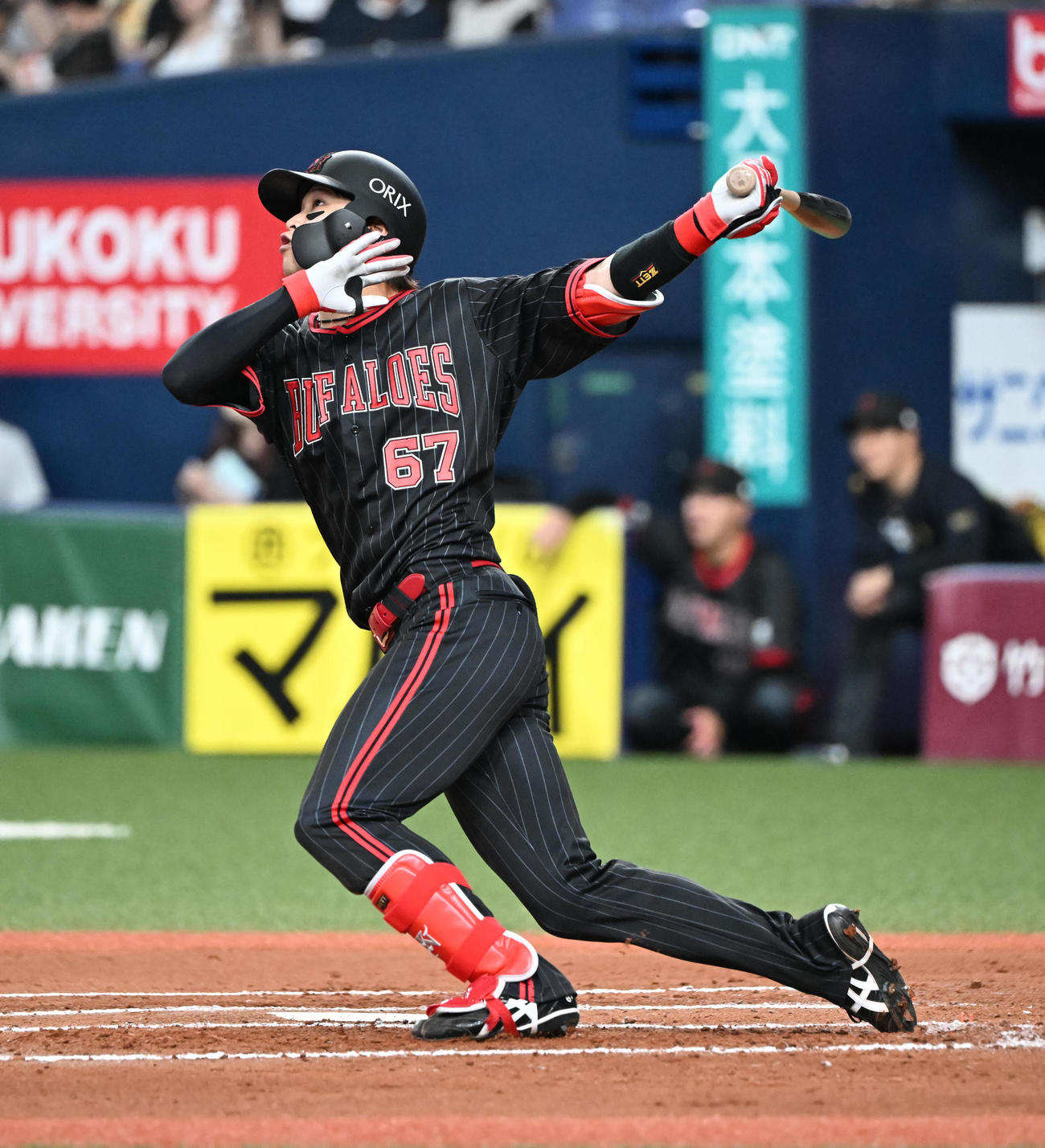 オリックス対西武　6回裏オリックス2死一塁、左越え同点本塁打を放つ中川（撮影・和賀正仁）