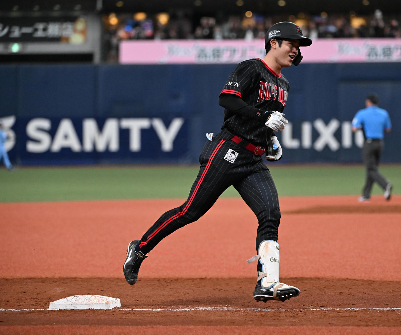 オリックス対西武　5回裏オリックス1死満塁、中越え満塁本塁打を放った太田は笑顔でダイヤモンドを1周（撮影・和賀正仁）