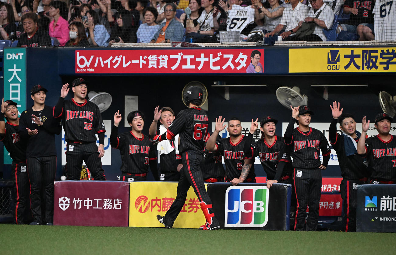 オリックス対西武　6回裏オリックス2死一塁、左越え同点本塁打を放った中川は三塁を回る（撮影・和賀正仁）