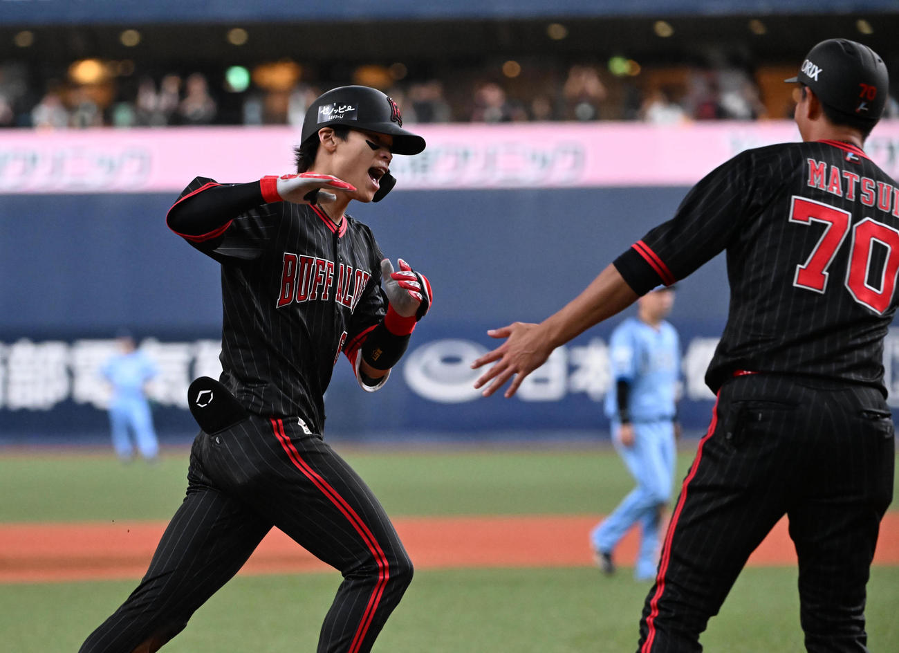 オリックス対西武　6回裏オリックス2死一塁、左越え同点本塁打を放った中川は三塁を回る（撮影・和賀正仁）