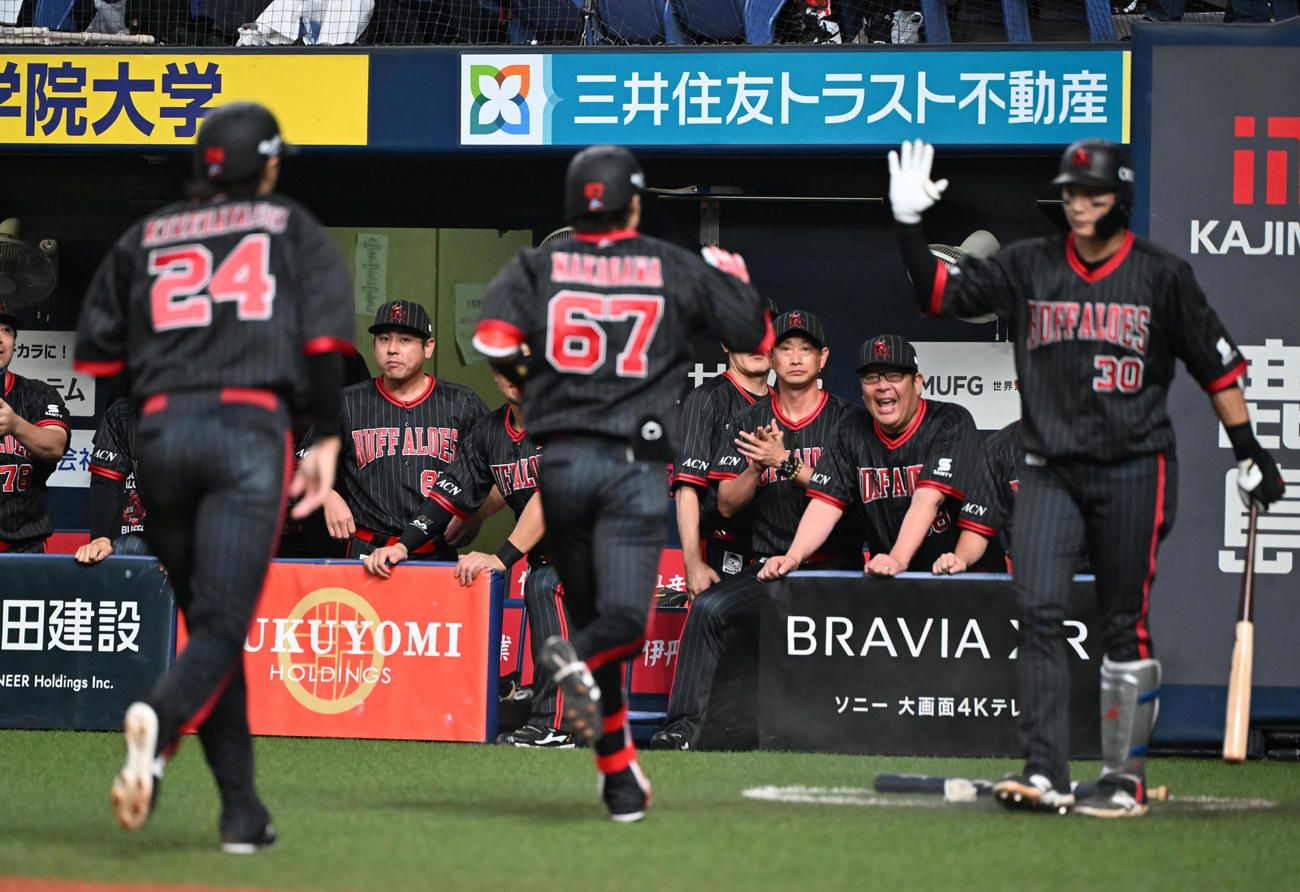 オリックス対西武　6回裏オリックス2死一塁、左越え同点本塁打を放った中川はナインの出迎えを受ける（撮影・和賀正仁）