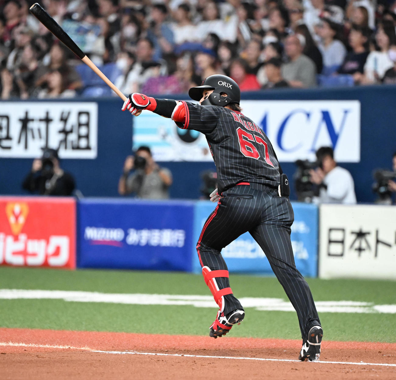 オリックス対西武　6回裏オリックス2死一塁、左越え同点本塁打を放つ中川（撮影・和賀正仁）