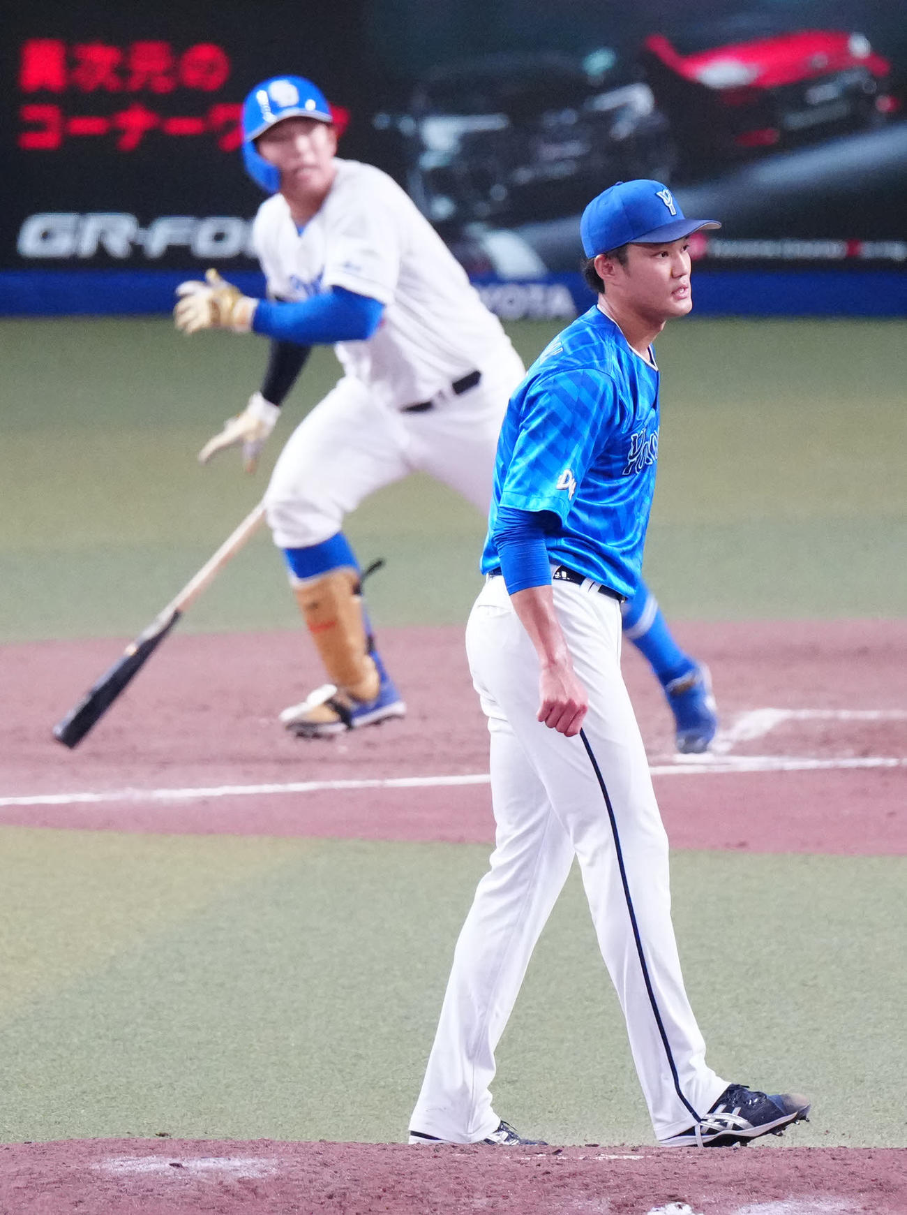 中日対DeNA 4回裏中日1死一、三塁、宇佐見（後方）を併殺に仕留める藤浪（撮影・江口和貴）