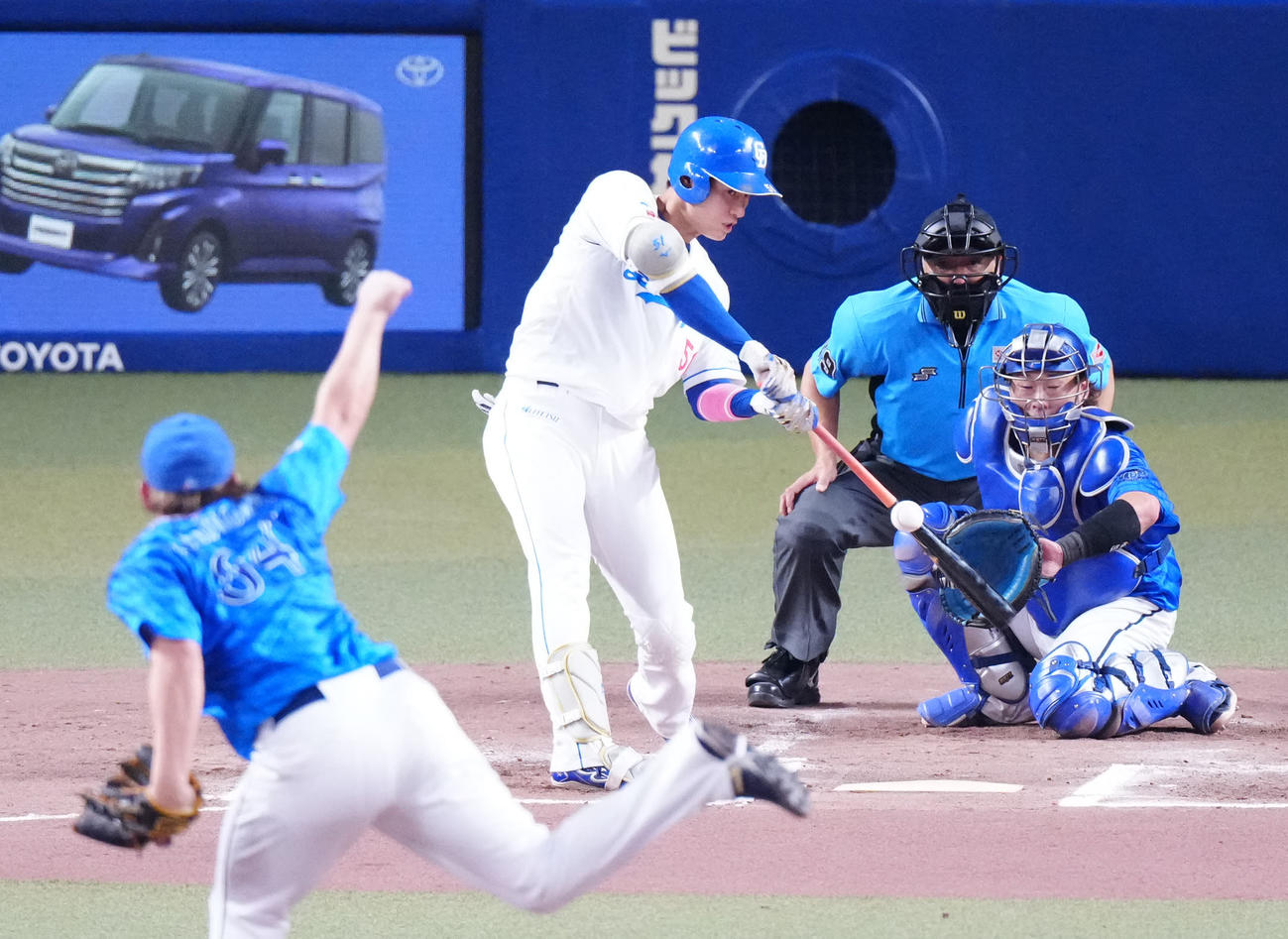 中日対DeNA 6回裏中日無死、右越えソロ本塁打を放つ上林。投手中川（撮影・江口和貴）