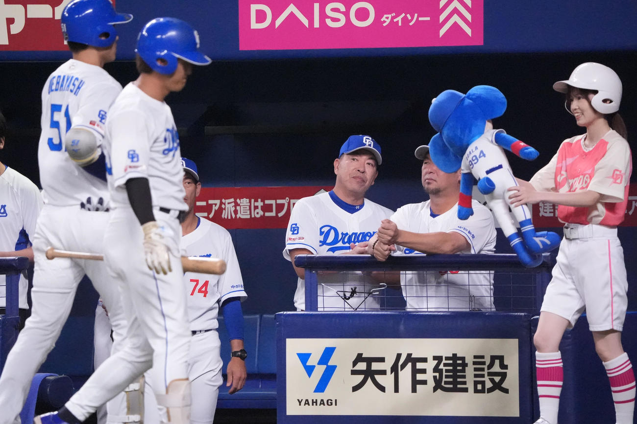 中日対DeNA 6回裏中日無死、井上監督（中央）は右越え本塁打を放った上林を迎える（撮影・森本幸一）